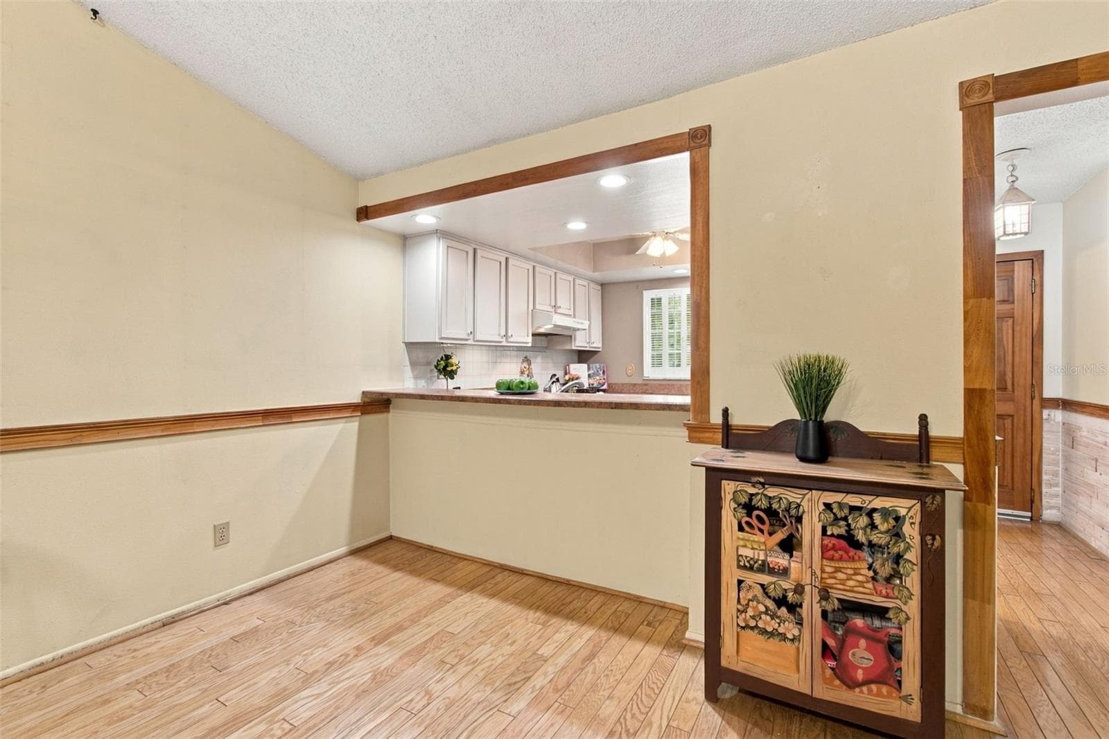 Notice the custom wall trims through out your home. - 13020 LEVERINGTON ST, TAMPA