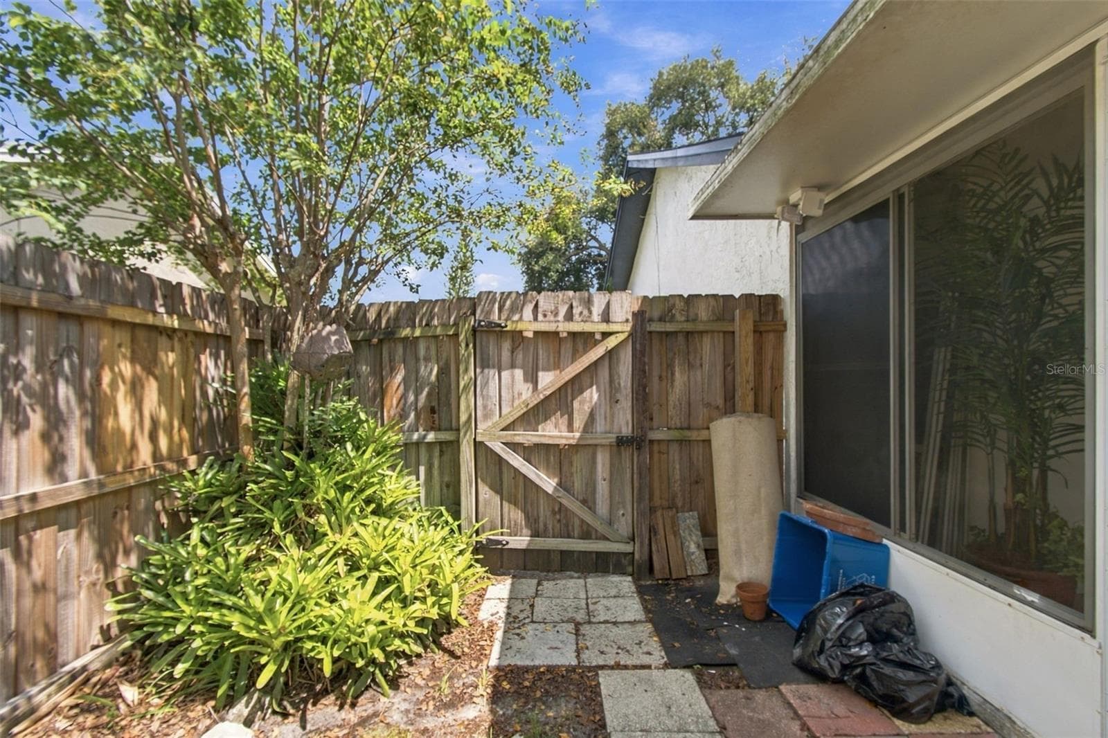 You have ample side yard space with easy access to your front yard. - 13020 LEVERINGTON ST, TAMPA