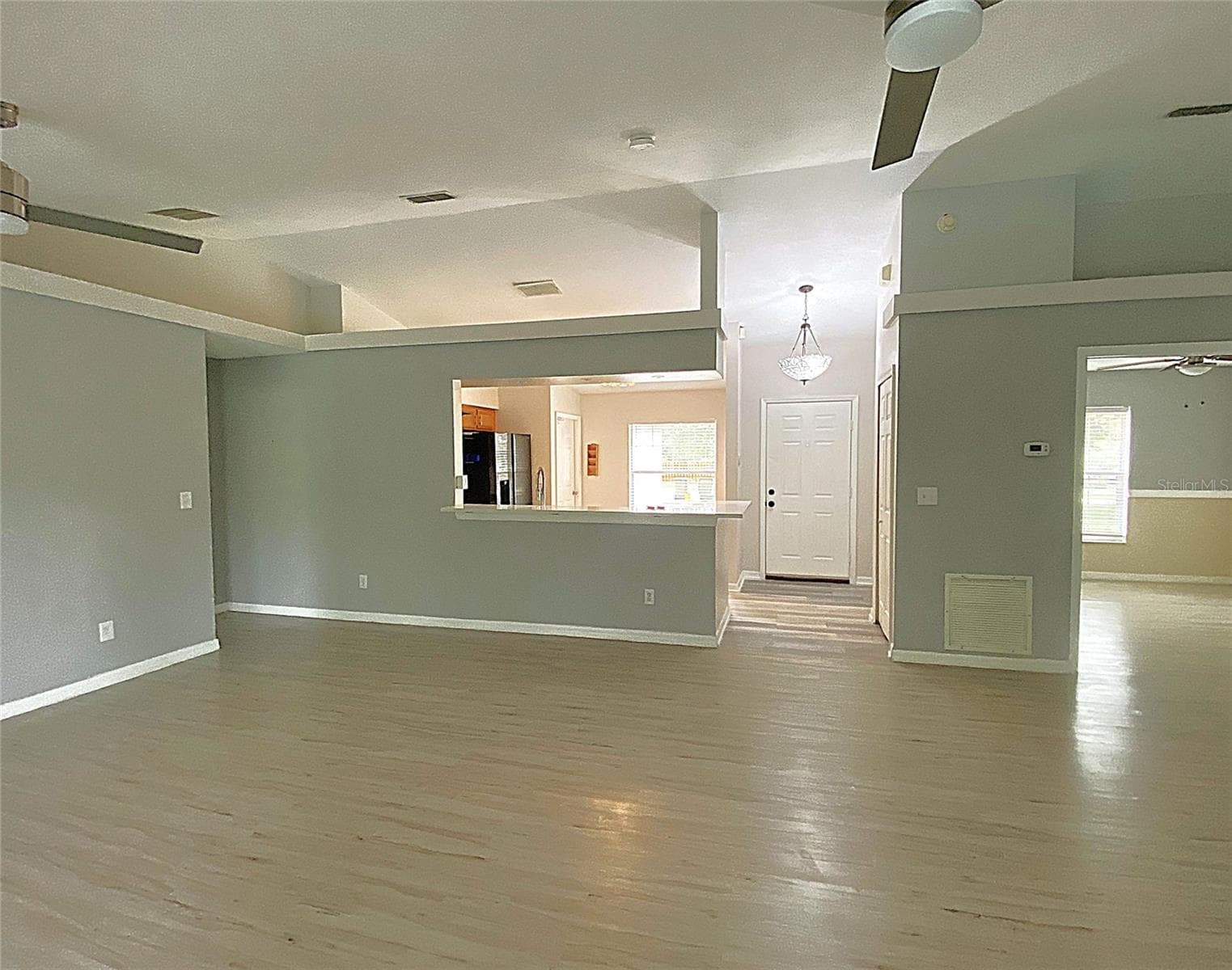 Livingroom Vaulted ceilings - 11705 CHAPELLE CT, CLERMONT