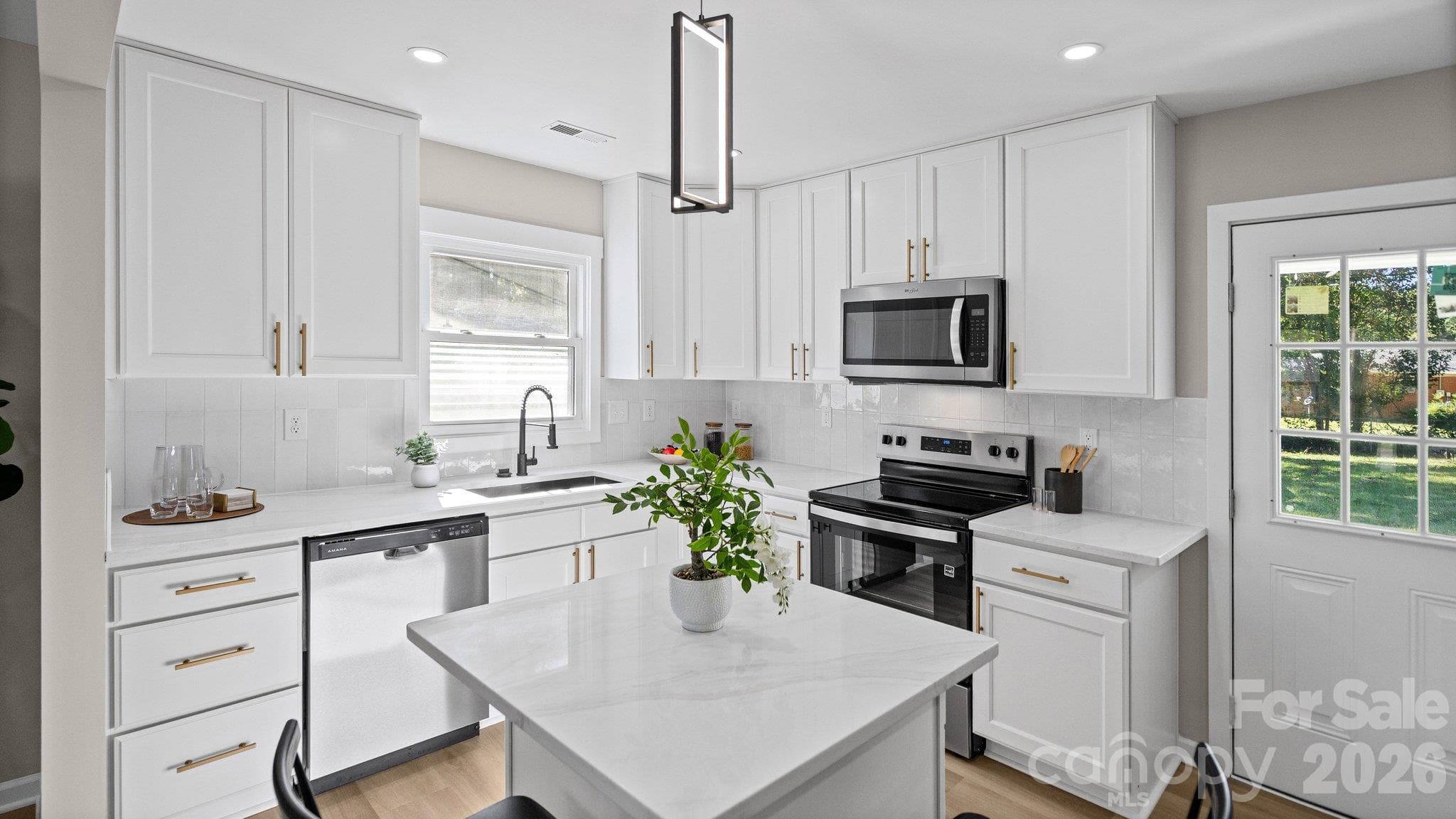Quartz Countertops & Designer Backsplash - 708 Aintree Road, Charlotte
