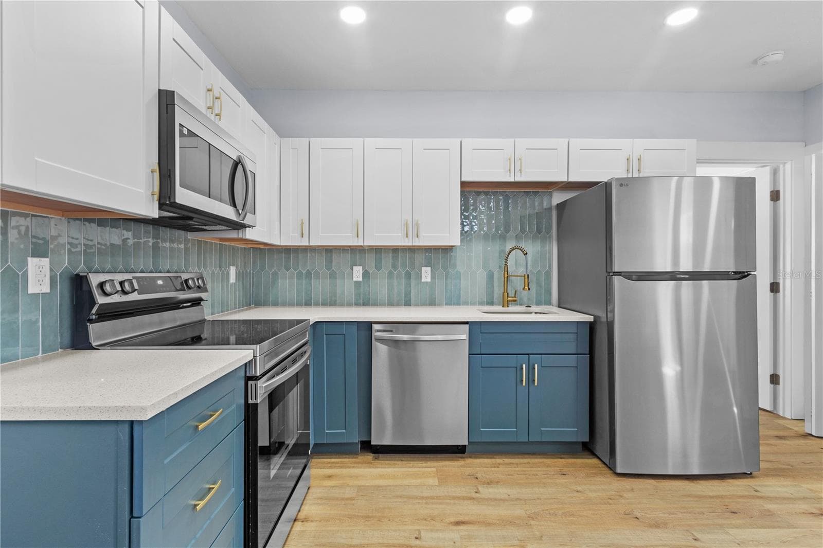 Full Kitchen - 910 E NORTH BAY ST, TAMPA