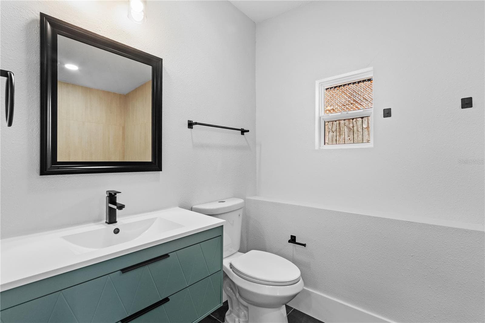 Full Bathroom - 910 E NORTH BAY ST, TAMPA