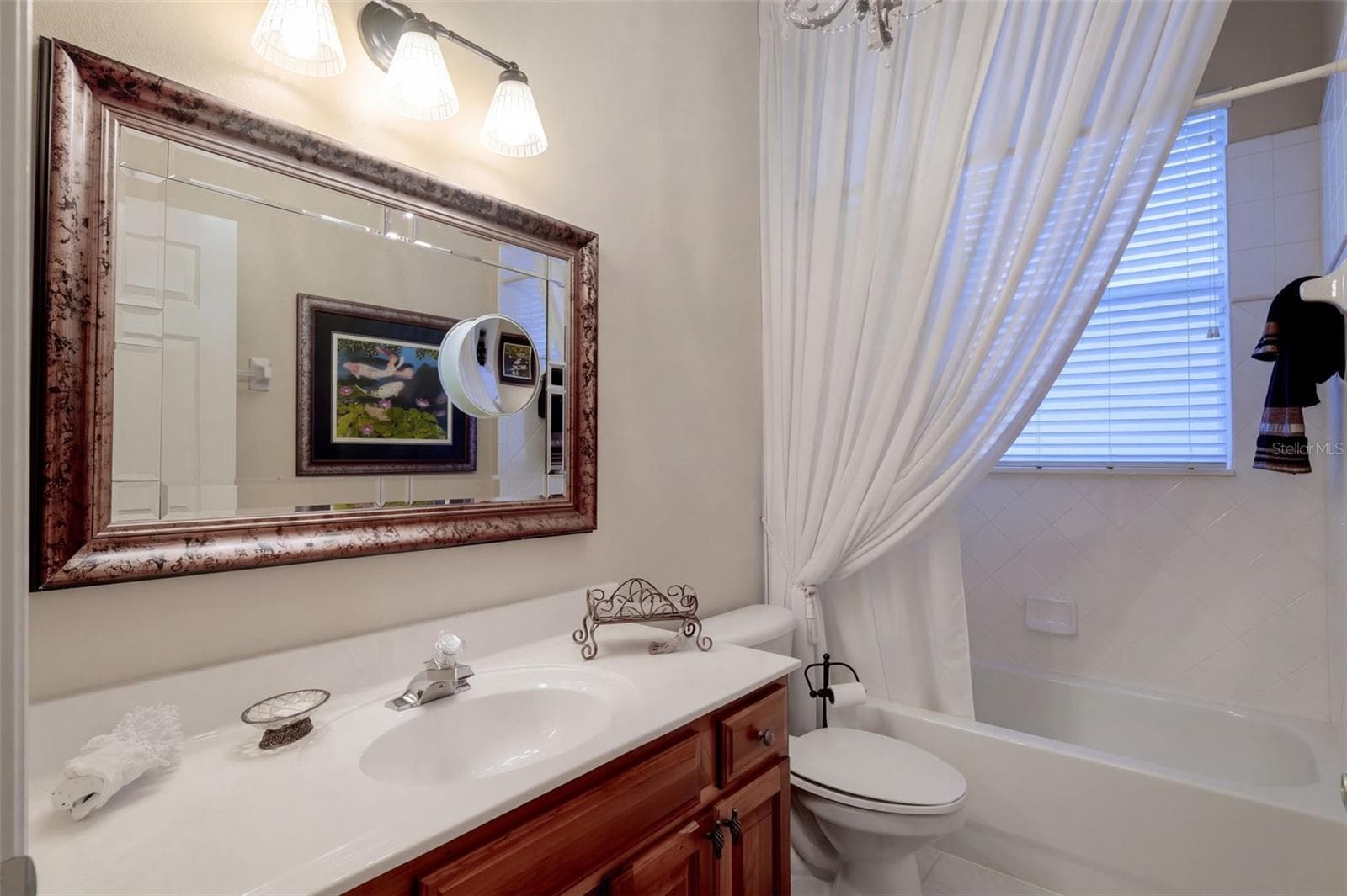 CONVENIENTLY LOCATED SECOND DOWNSTAIRS BATHROOM FEATURING A SPACIOUS VANITY AND TUB/SHOWER COMBINATION! - 14542 RIVIERA POINTE DR, ORLANDO