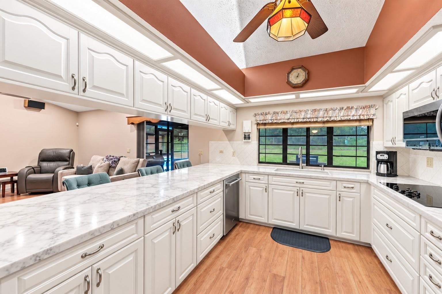potential of kitchen if just painted with new counters. - 4289 CASTLE AVE, SPRING HILL