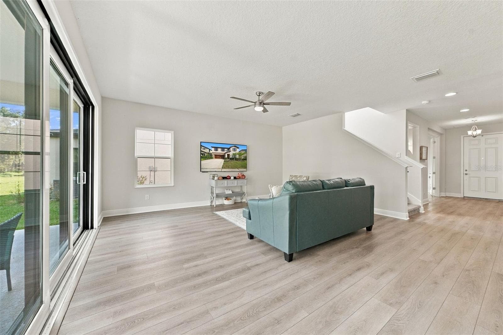 Single Family Residence at 14733 GALLOP RUN DR, LITHIA, photo 2 of 23