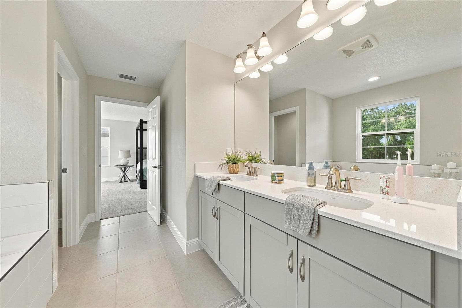 Single Family Residence at 14733 GALLOP RUN DR, LITHIA, photo 16 of 23