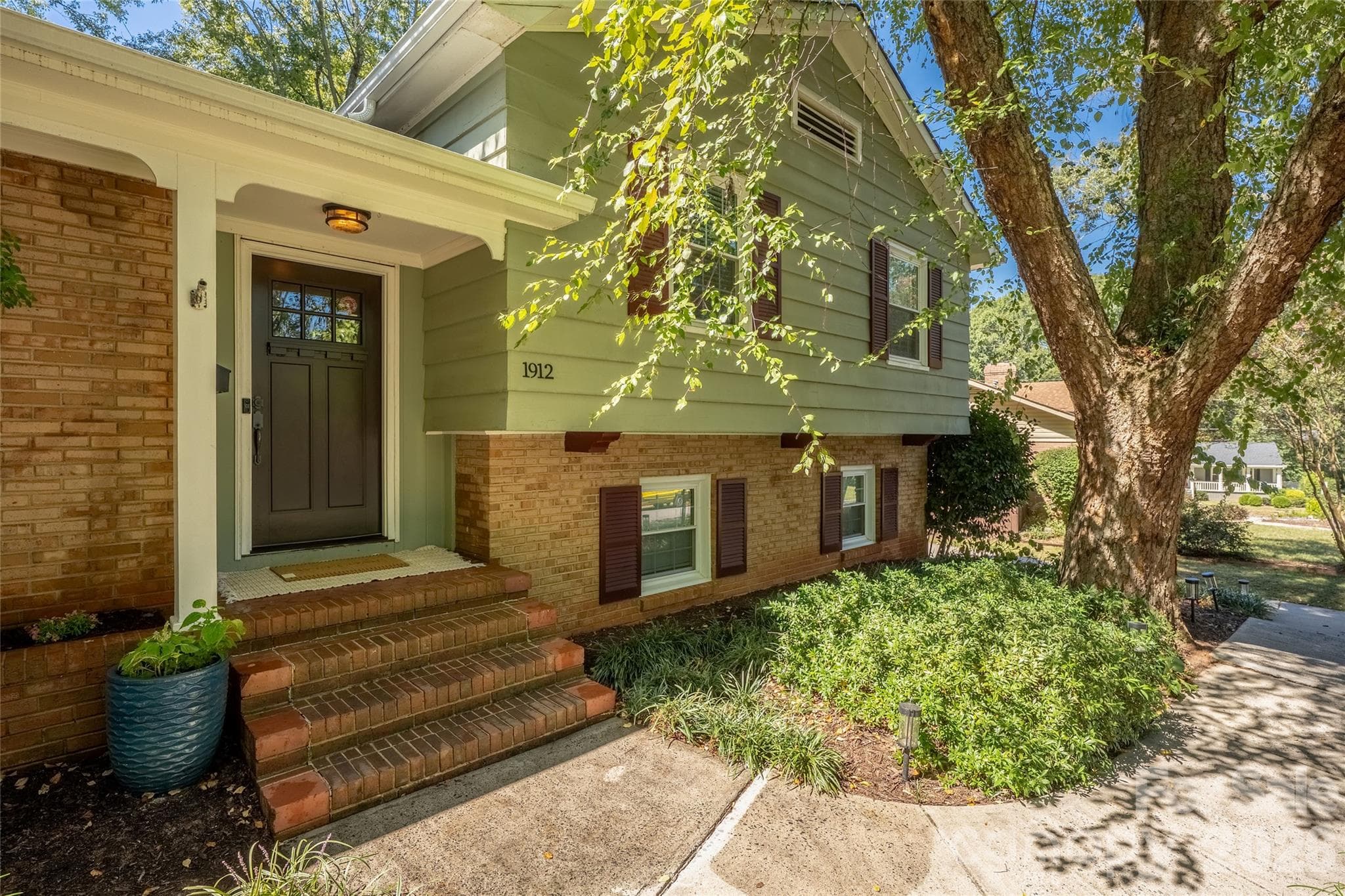 Single Family Residence at 1912 Wedgedale Drive, Charlotte, photo 4 of 45