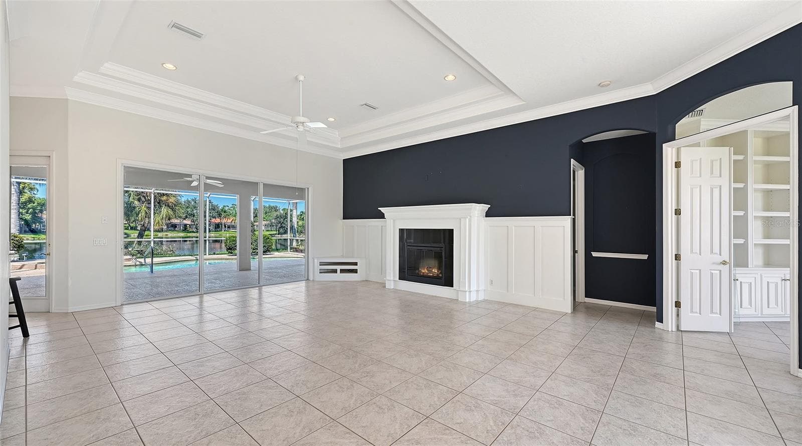 Large Living area with electric fireplace - 335 PARK TRACE BLVD, OSPREY