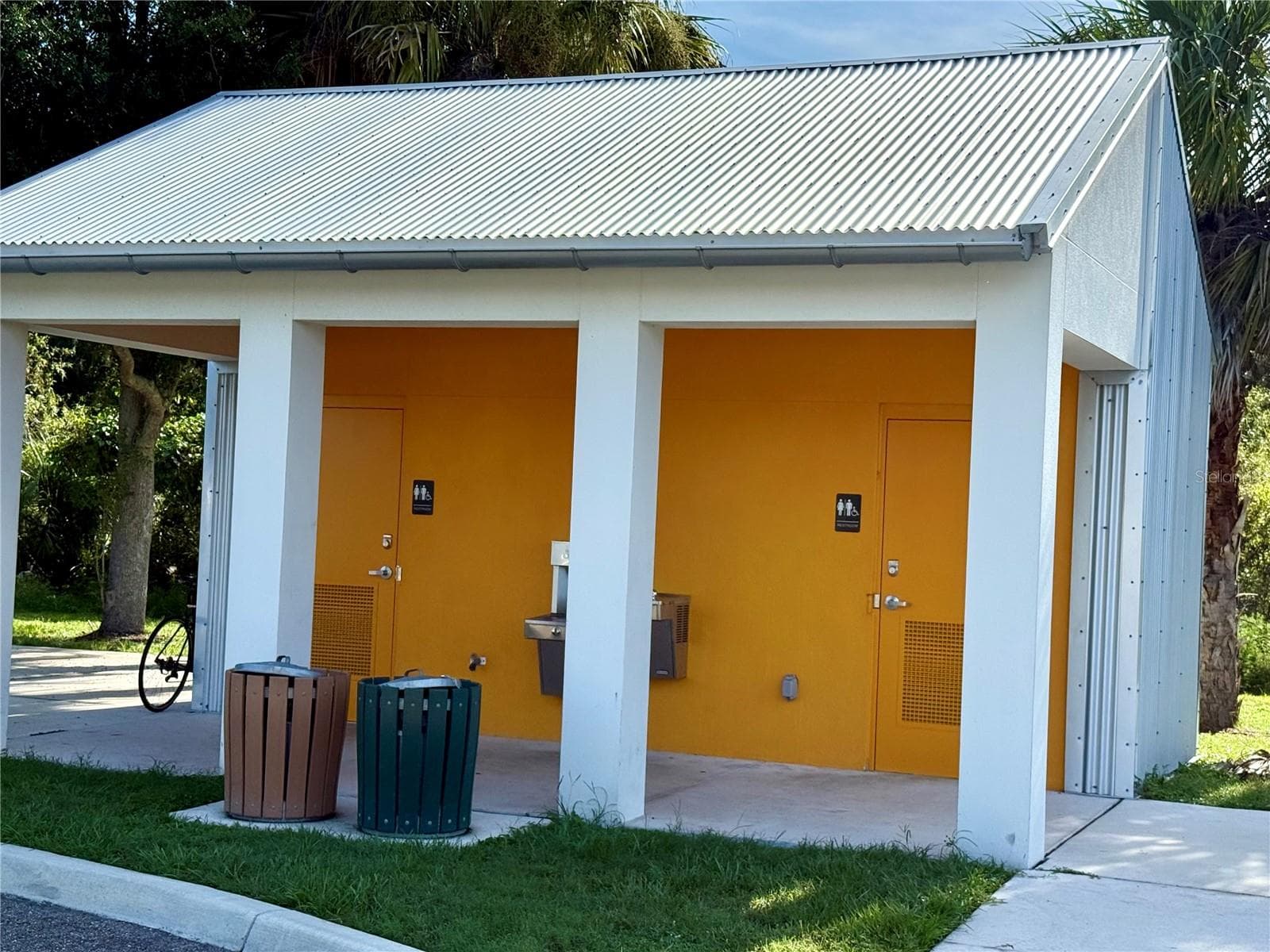 Legacy Restrooms for Bikers - 335 PARK TRACE BLVD, OSPREY