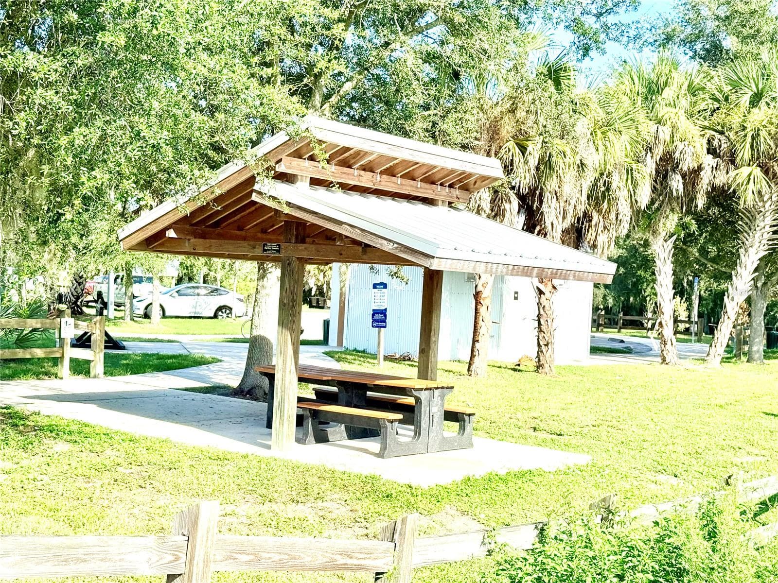 Picnic area - 335 PARK TRACE BLVD, OSPREY