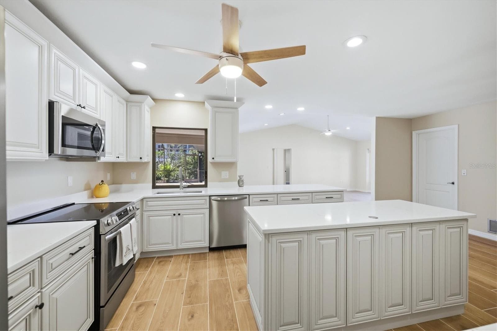 Single Family Residence at 620 HIBISCUS DR, VENICE, photo 8 of 40