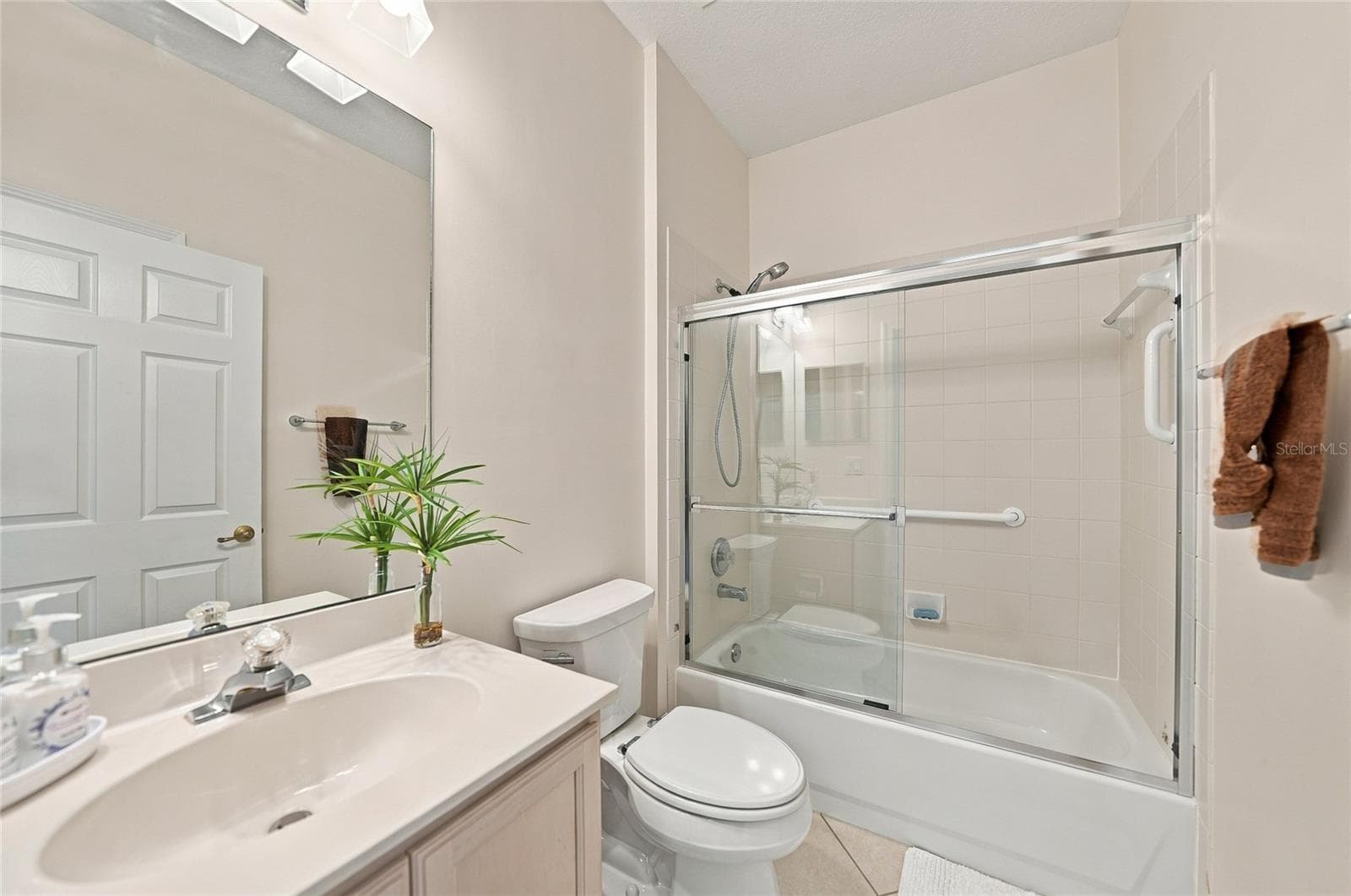 Guest Bath - 3339 OSPREY LN, PORT CHARLOTTE
