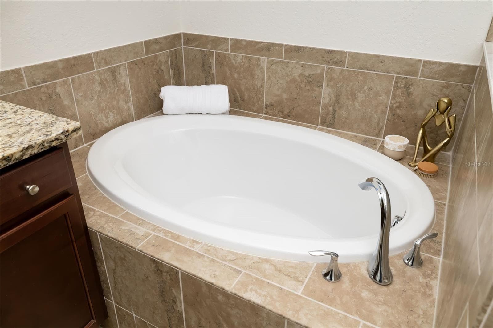 Tub in primary bath - 4602 ROYAL DORNOCH CIR, BRADENTON