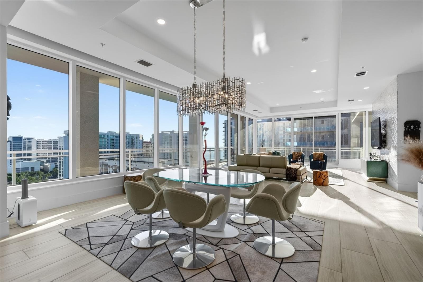 Light, Bright and Airy - 540 N TAMIAMI TRL #1604, SARASOTA