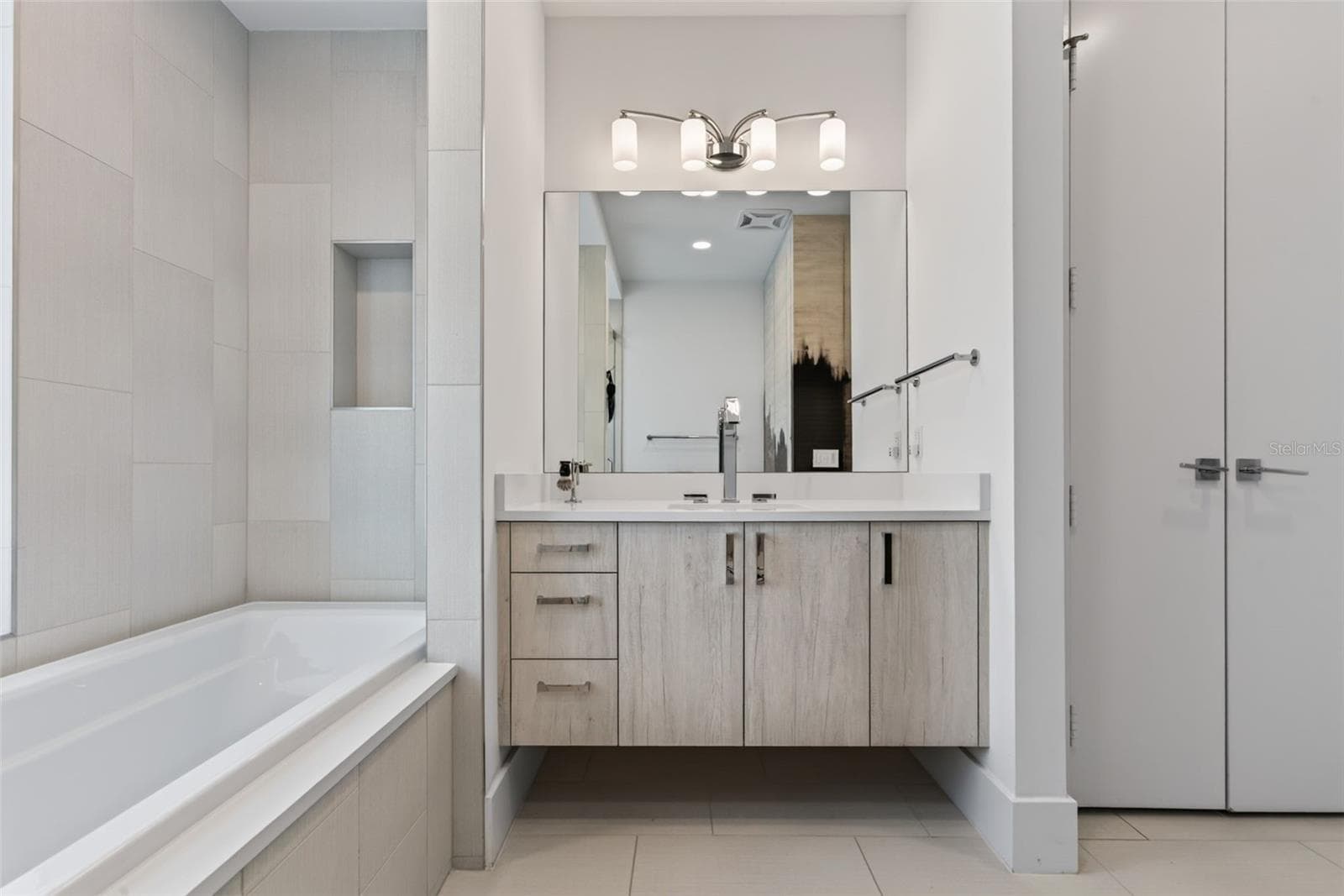 "His" Bath. Primary Ensuite - 540 N TAMIAMI TRL #1604, SARASOTA
