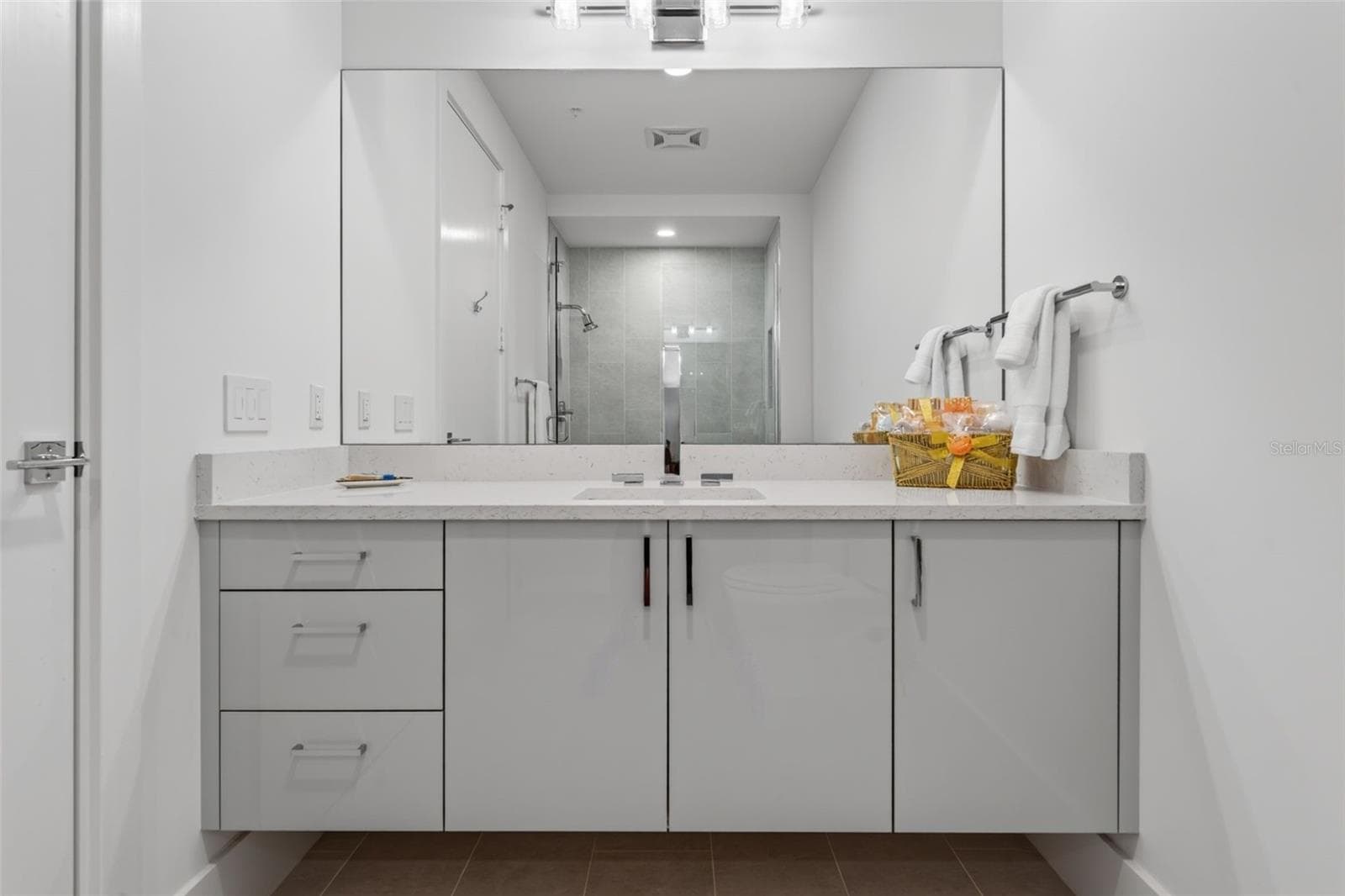 Guest Ensuite 2. Bath - 540 N TAMIAMI TRL #1604, SARASOTA