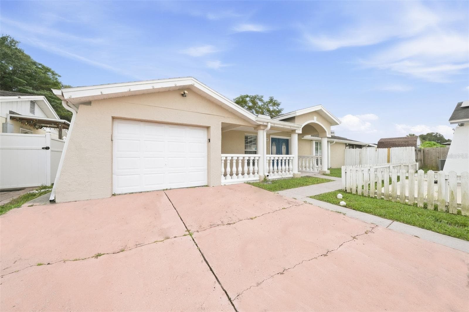 Single Family Residence at 10102 HICKORY HOLLOW CT, TAMPA, photo 2 of 21