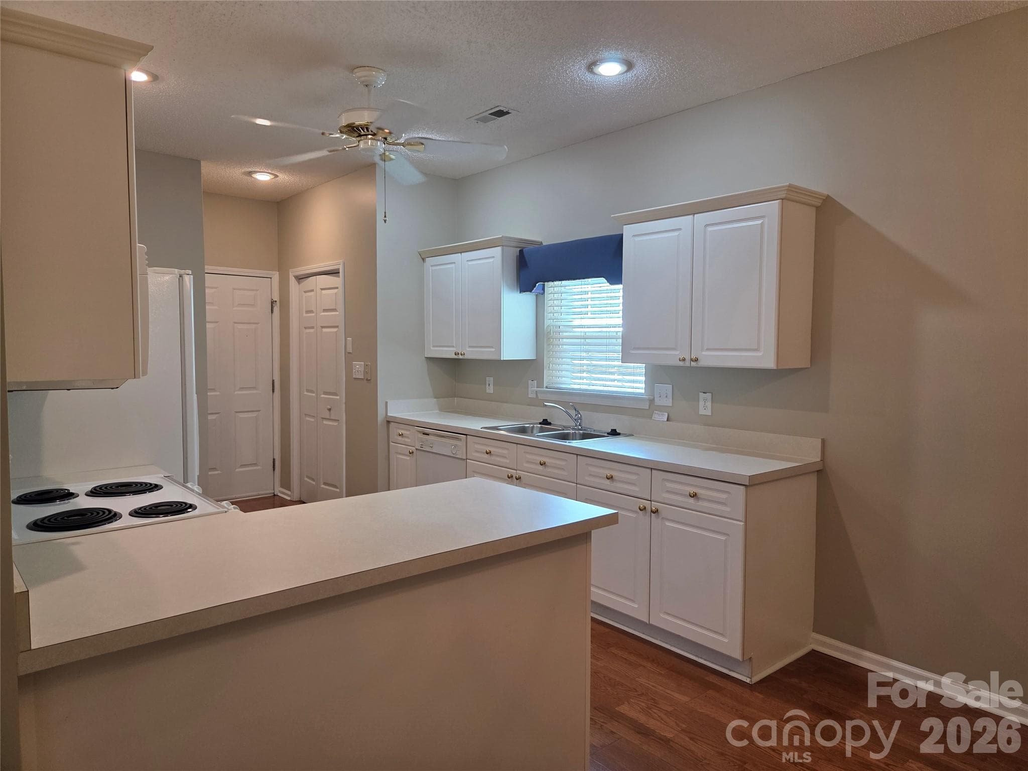 Single Family Residence at 1614 Iverness Court, Gastonia, photo 9 of 44