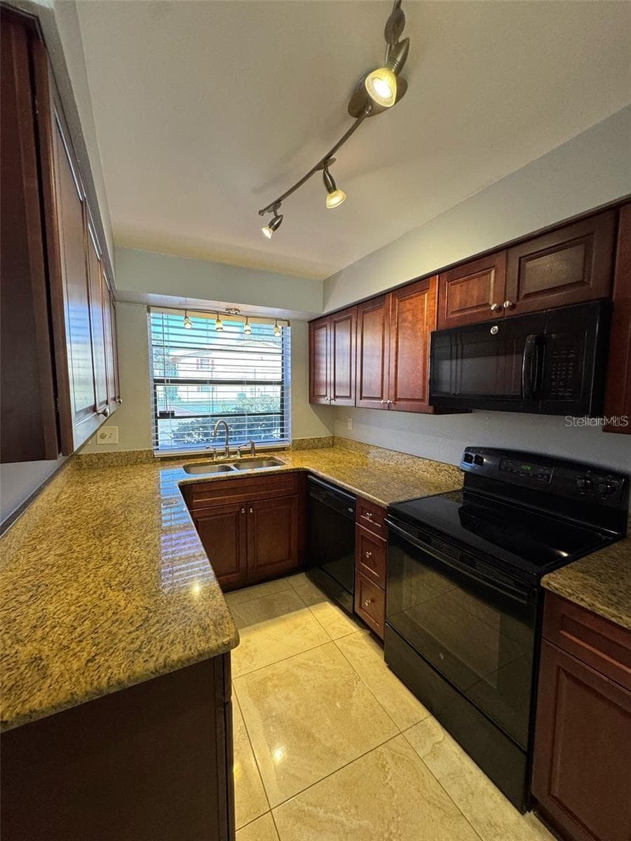 Townhouse at 7517 CAMARINA CALLE, TAMPA, photo 4 of 21