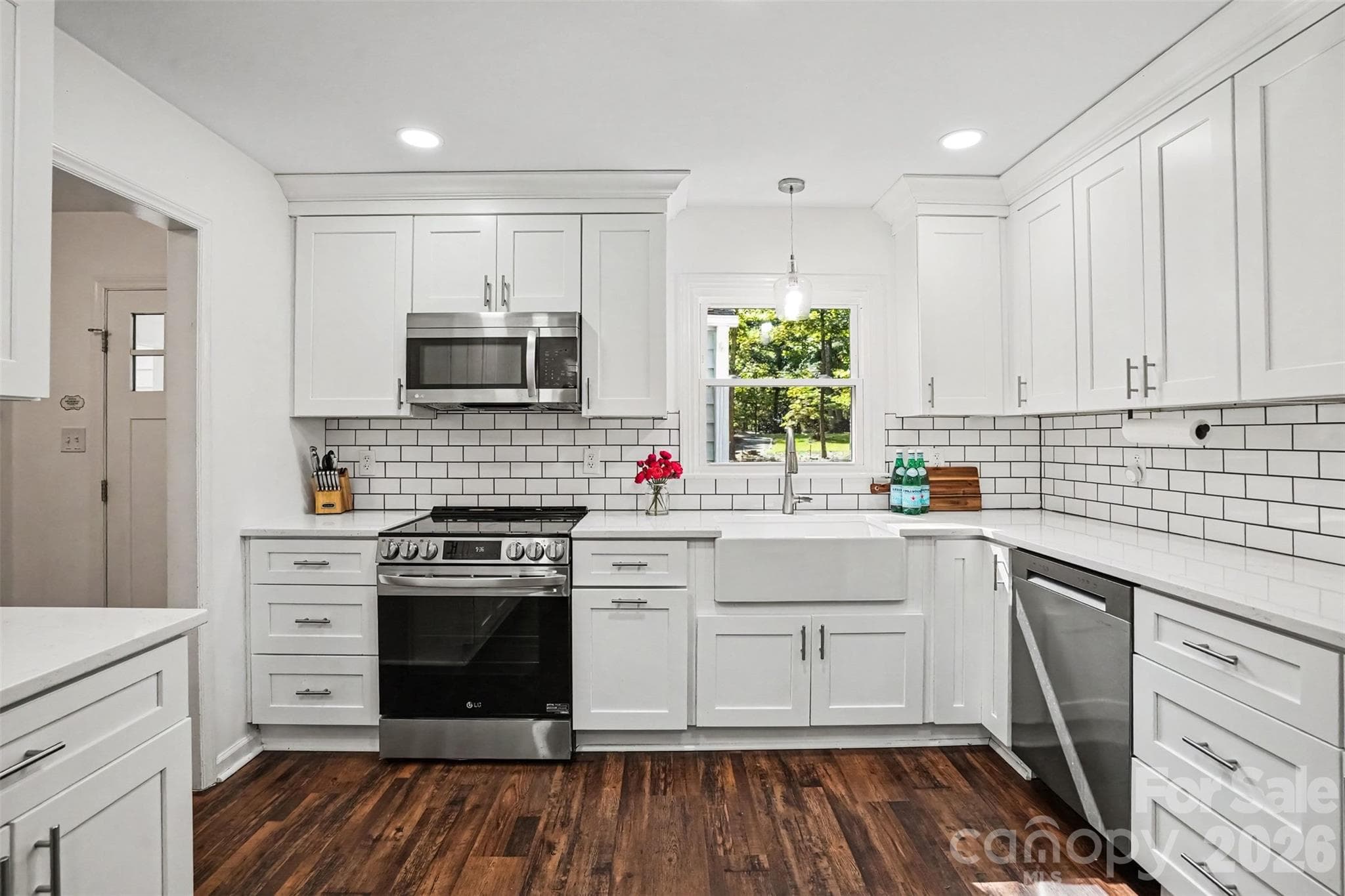 Fully renovated kitchen features SS appliances and quartz counters - 11538 Gelding Drive, Charlotte