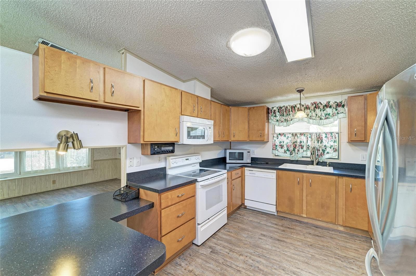 Manufactured Home at 42 MEADOWLARK CIR, ELLENTON, photo 5 of 53