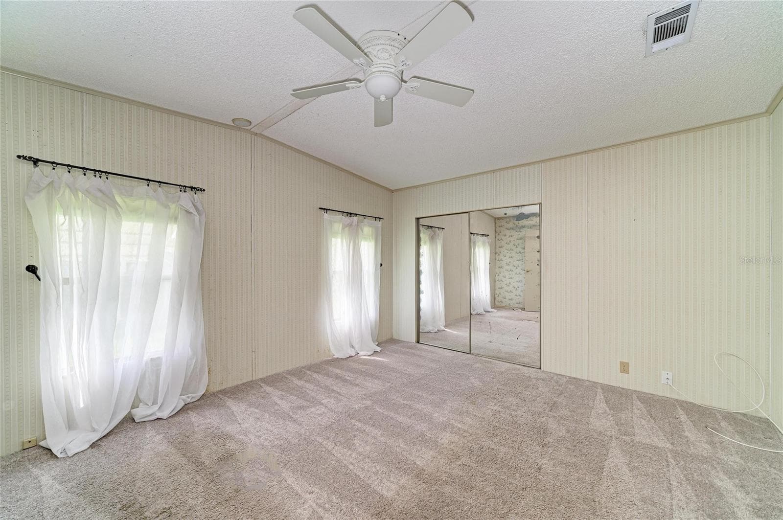 Primary bedroom with good size walk-in closet - 42 MEADOWLARK CIR, ELLENTON