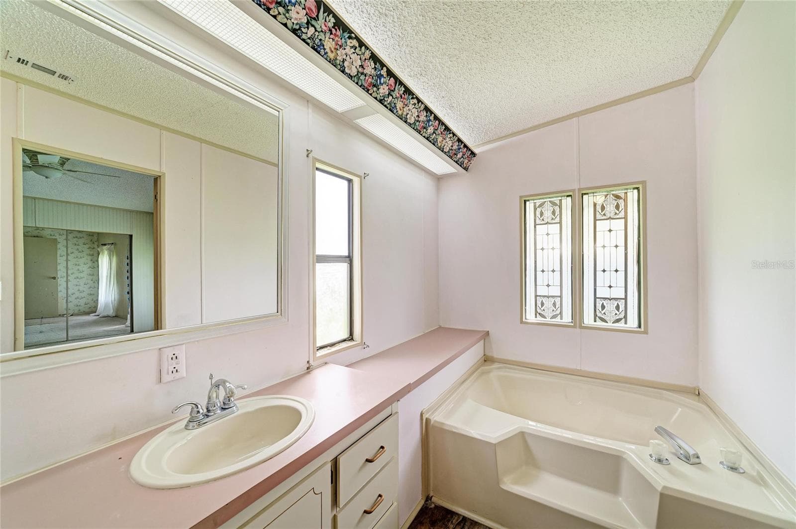 Primary bath. Lots of opportunity to make it the way you'd like - 42 MEADOWLARK CIR, ELLENTON
