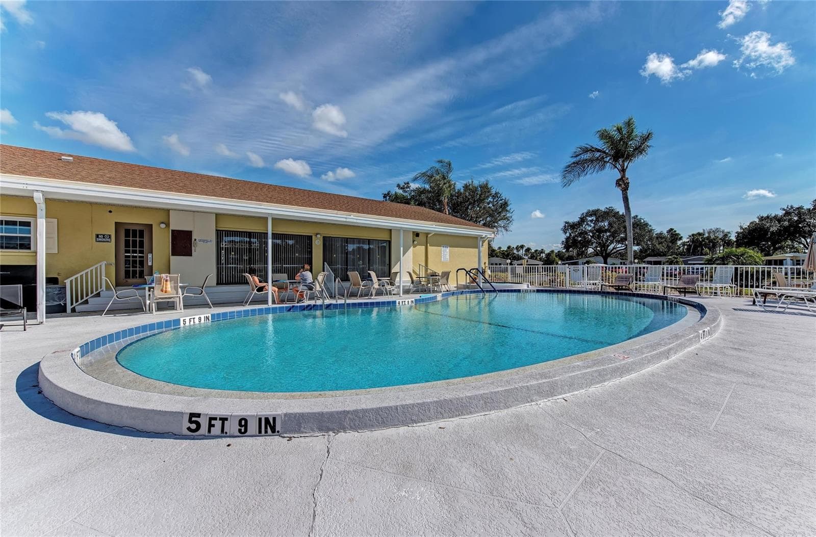 Community pool - 42 MEADOWLARK CIR, ELLENTON