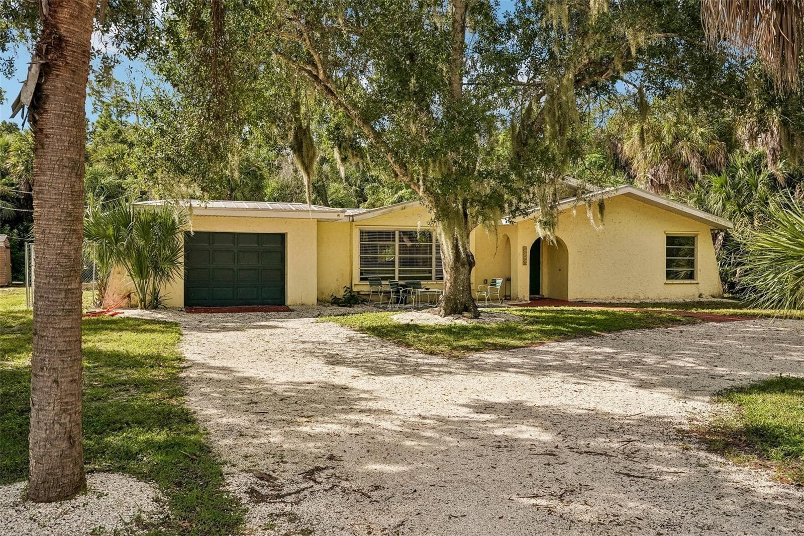 Large double lot with large circular shell driveway - 22215 ONEIDA AVE, PORT CHARLOTTE