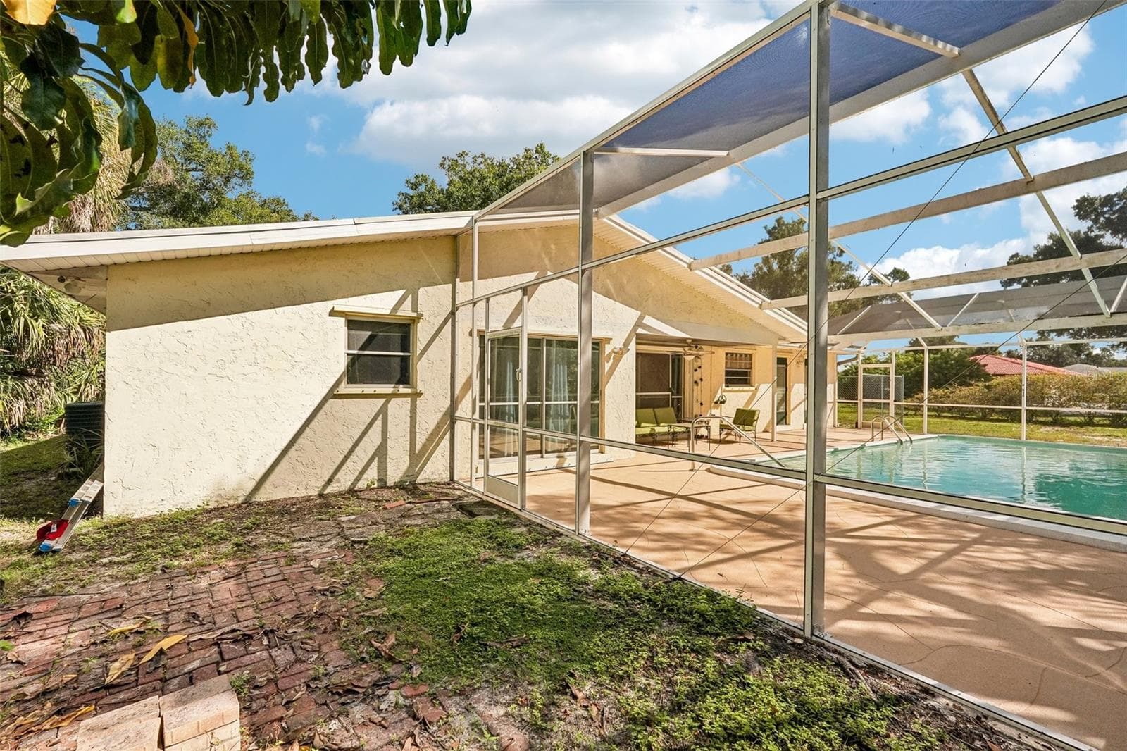 Side yard - 22215 ONEIDA AVE, PORT CHARLOTTE