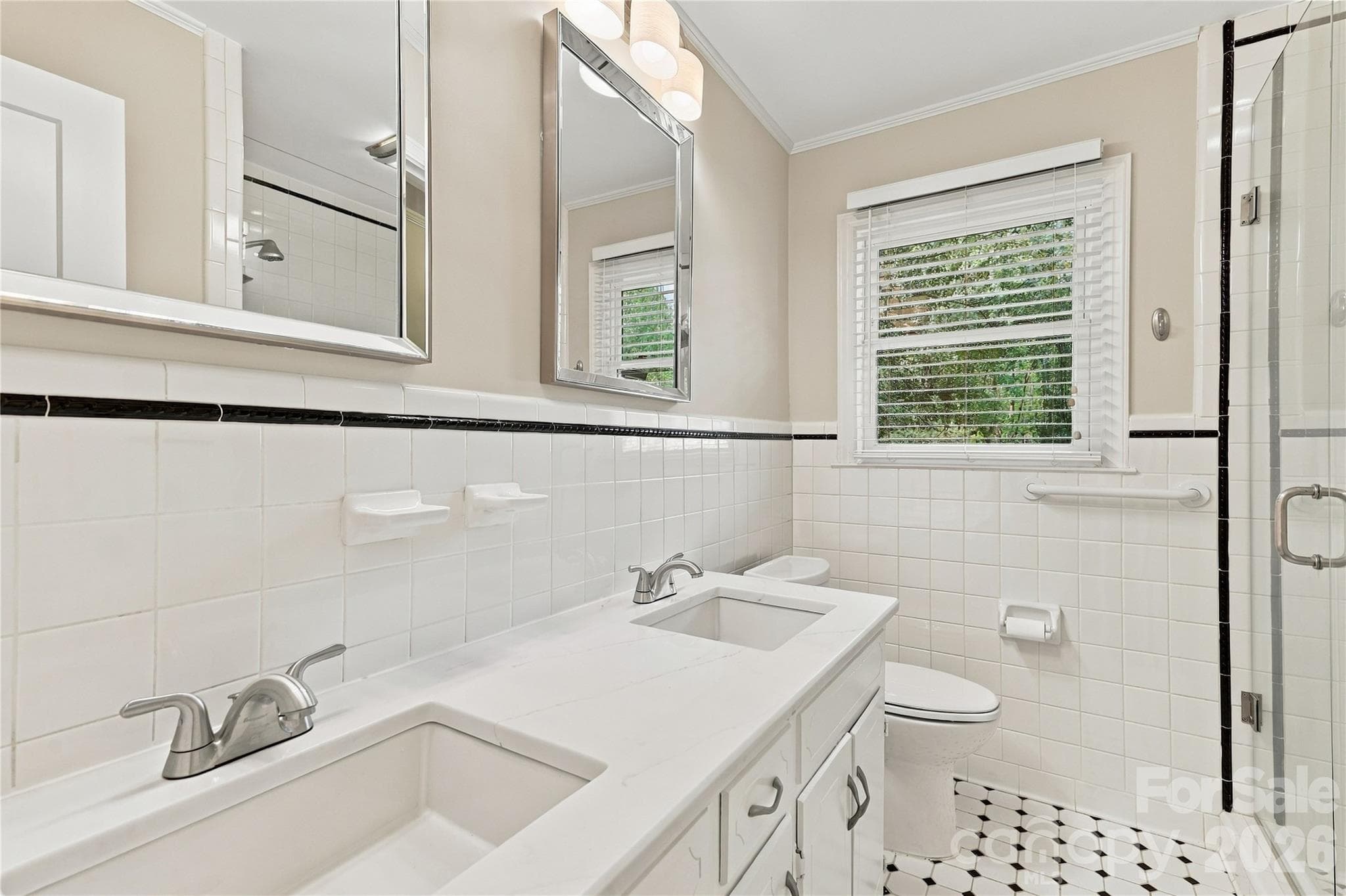 Hall Bath with dual vanities - 122 Keowee Circle, Indian Trail