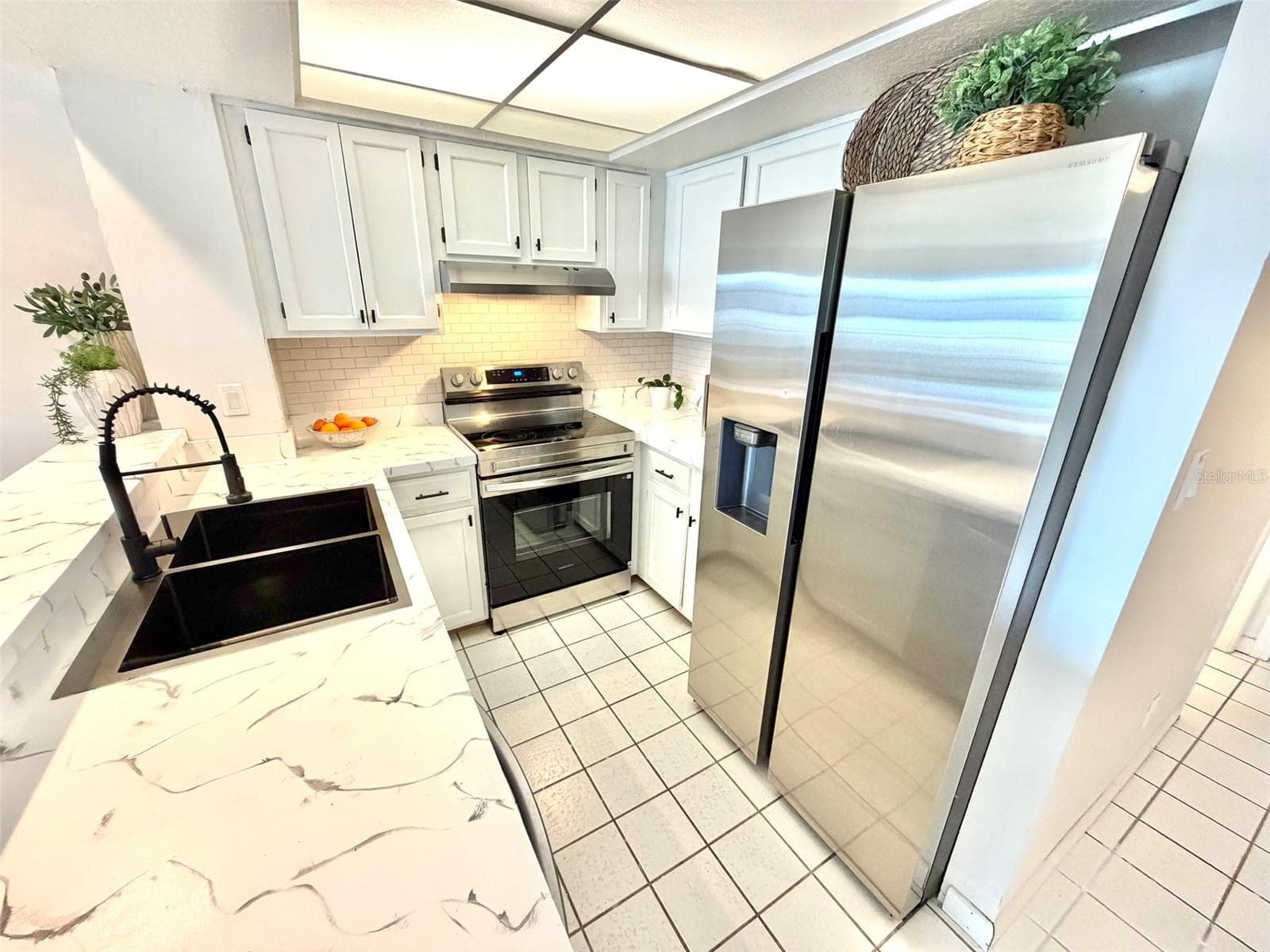 Efficient kitchen with newer appliances. - 19201 VISTA LN #D2, INDIAN SHORES