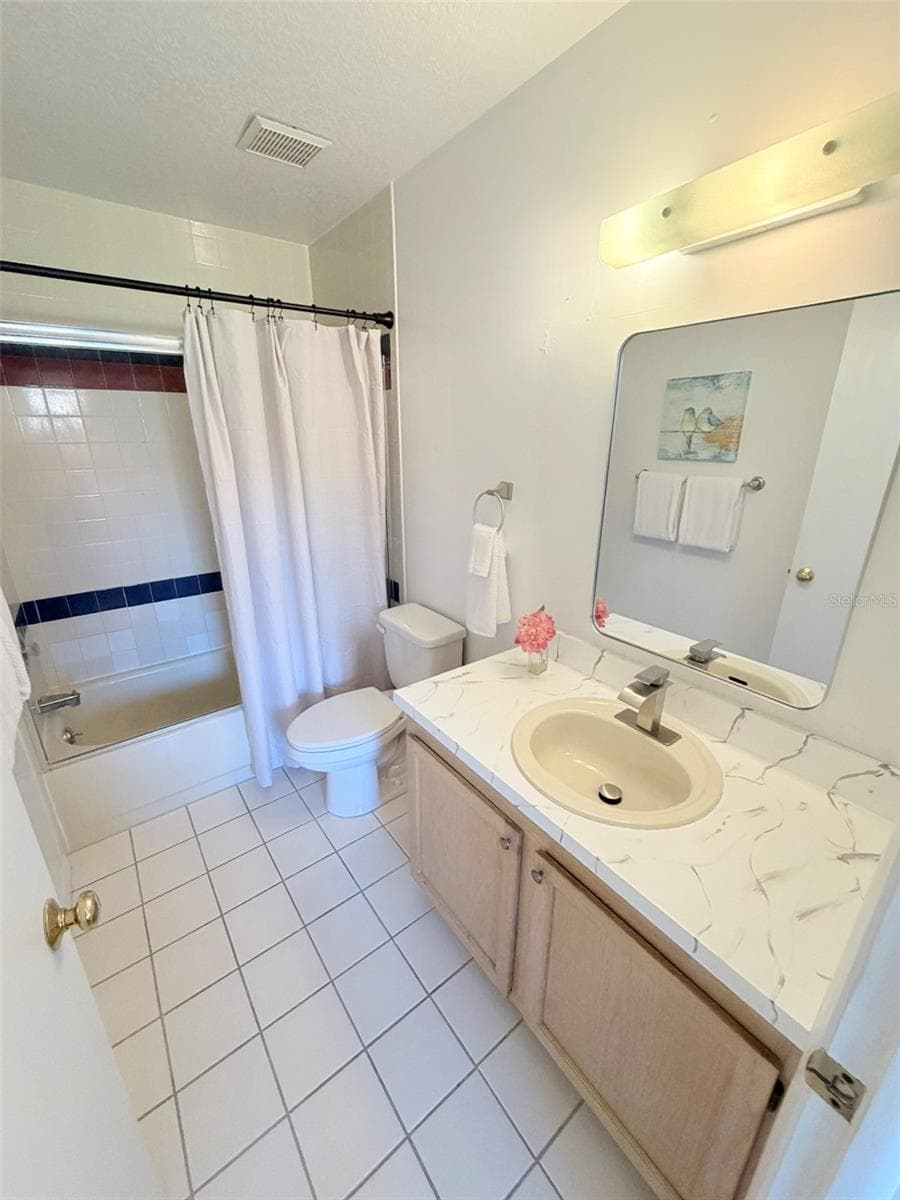 Guest Suite Bath with Tub/Shower - 19201 VISTA LN #D2, INDIAN SHORES