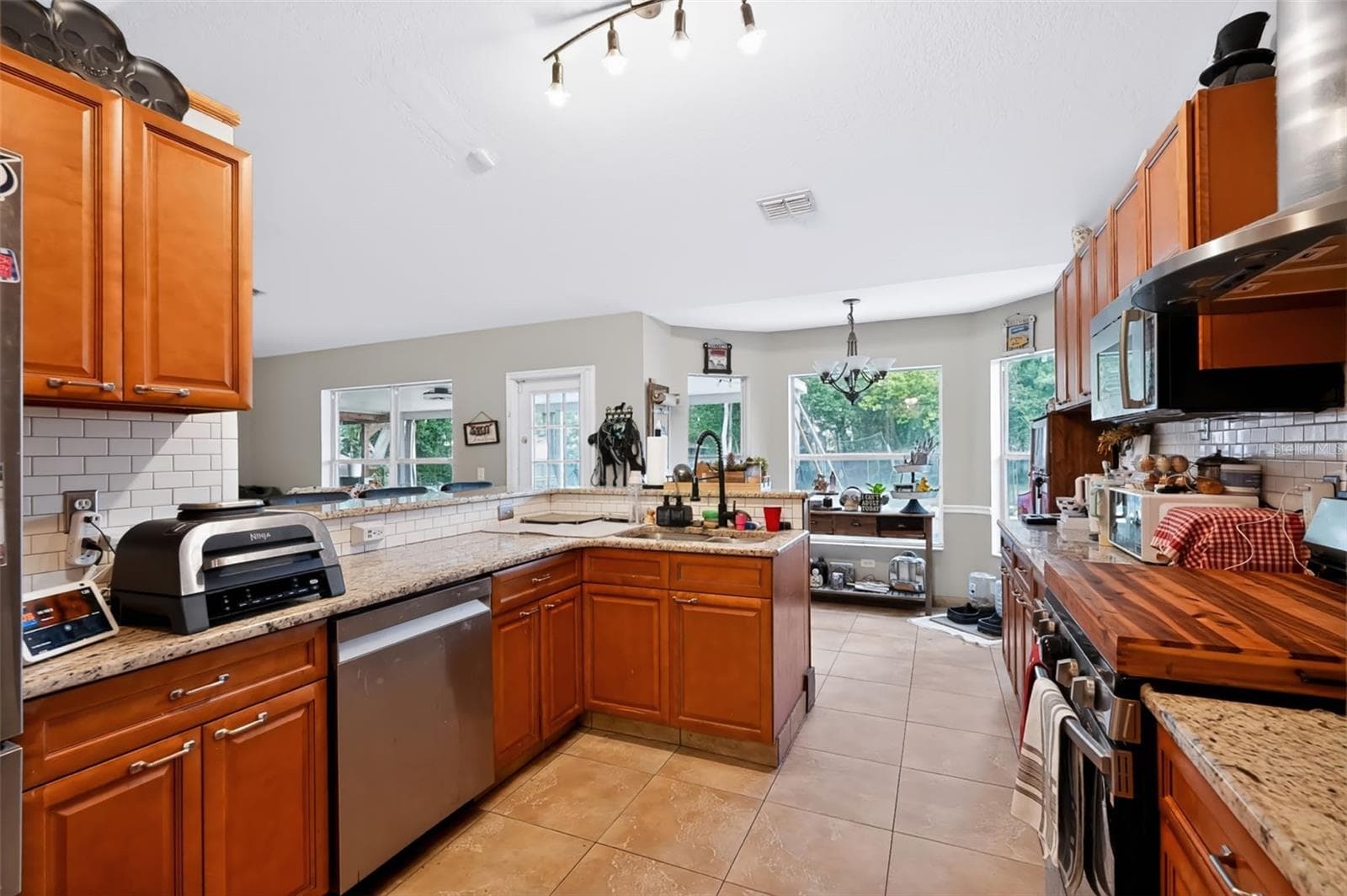 Single Family Residence at 11009 THORNBERRY DR, SPRING HILL, photo 9 of 42