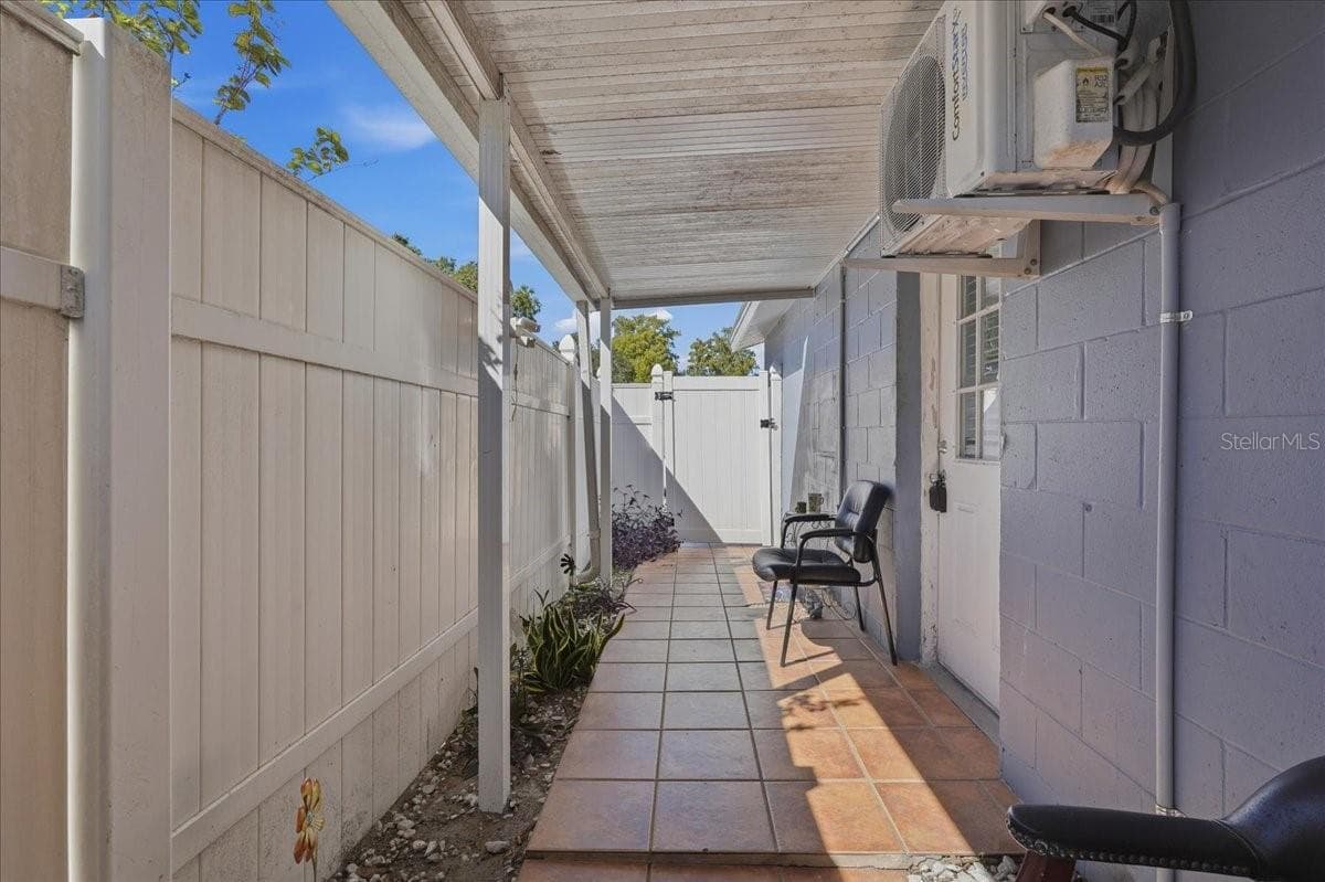Private entrance to apartment - 7603 WOODLAND OAKS CT, TAMPA
