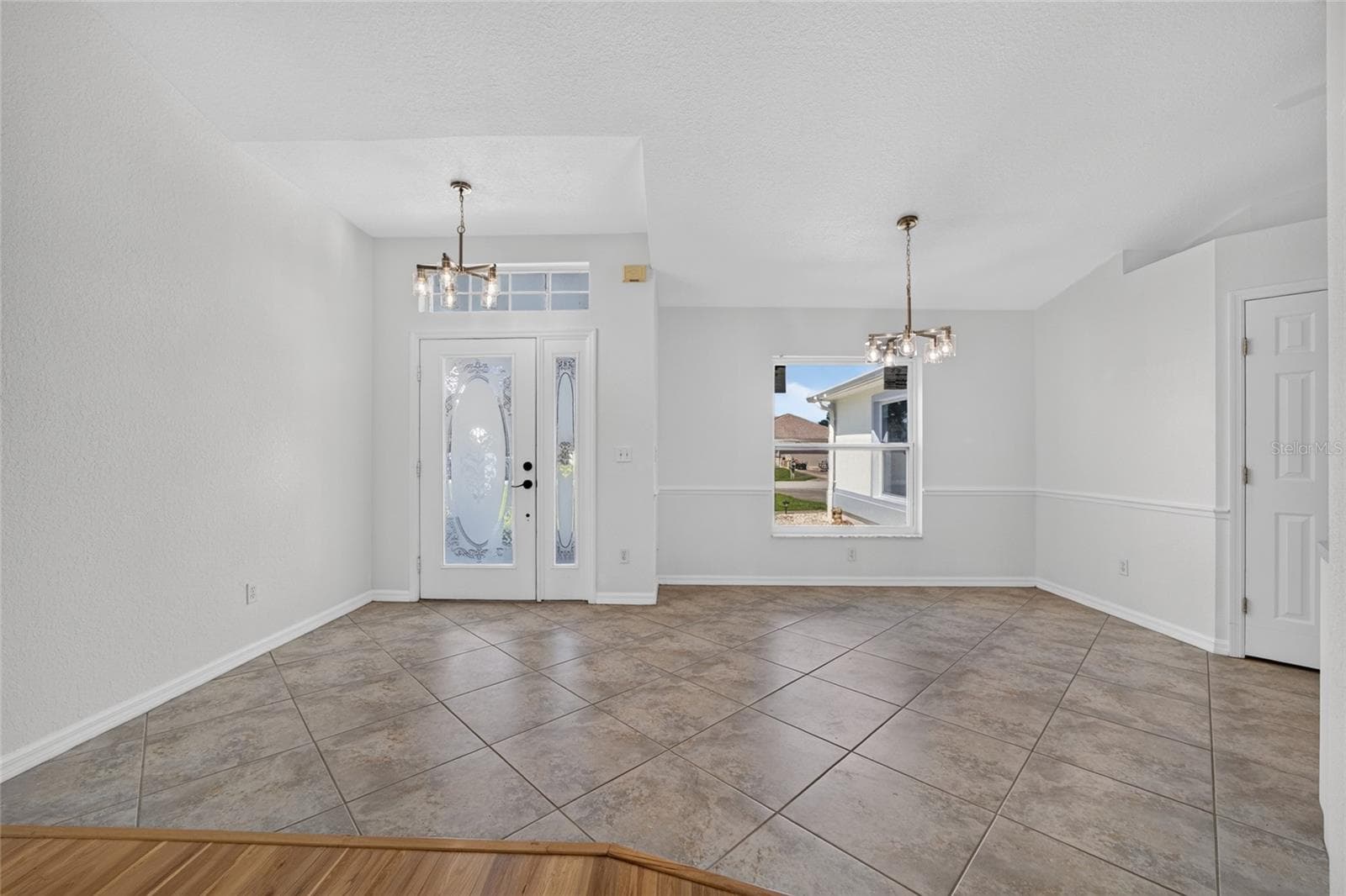 welcoming entryway - 7558 SW 103RD LOOP, OCALA