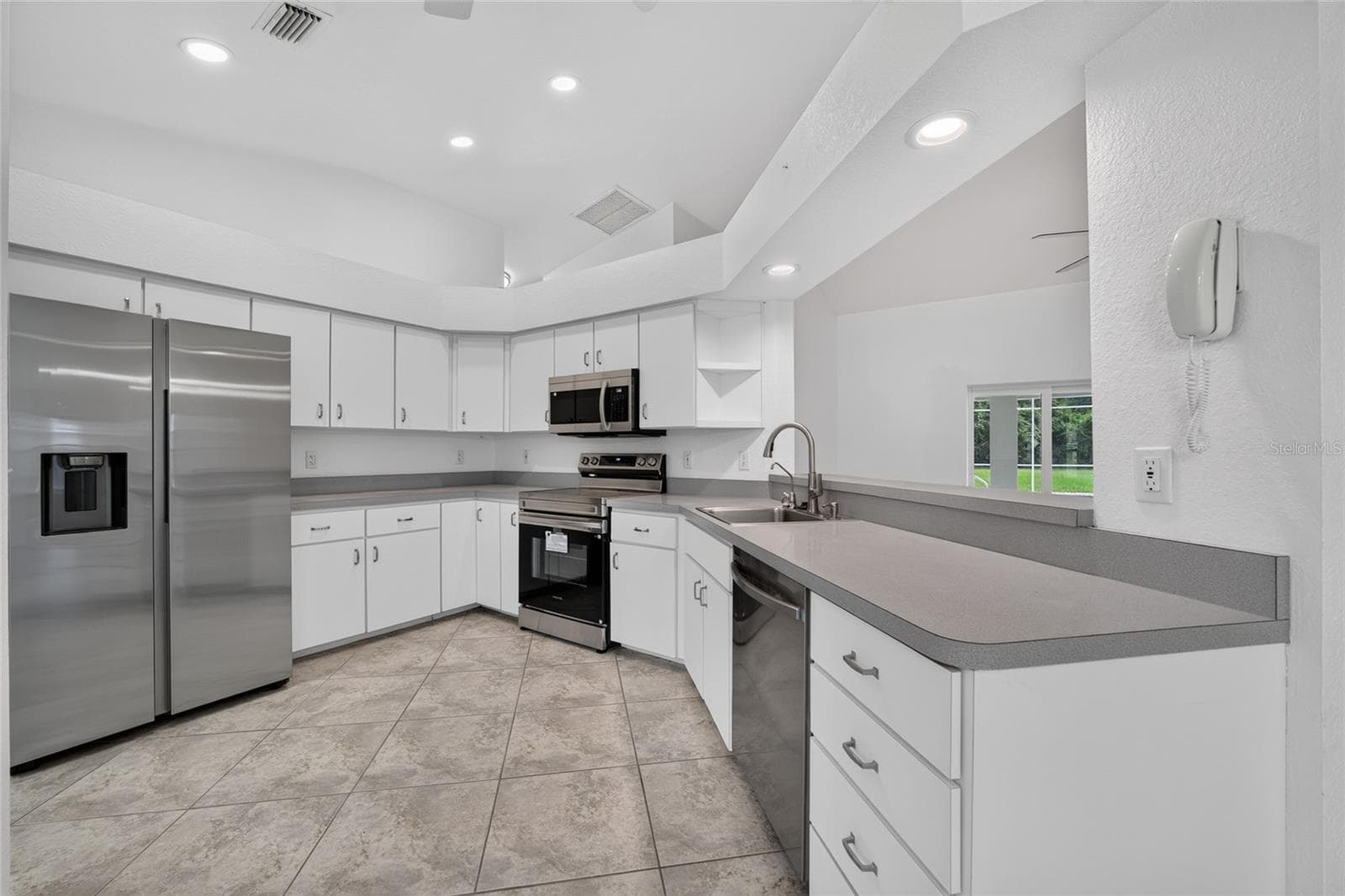 Easy care layout in the open kitchen - 7558 SW 103RD LOOP, OCALA