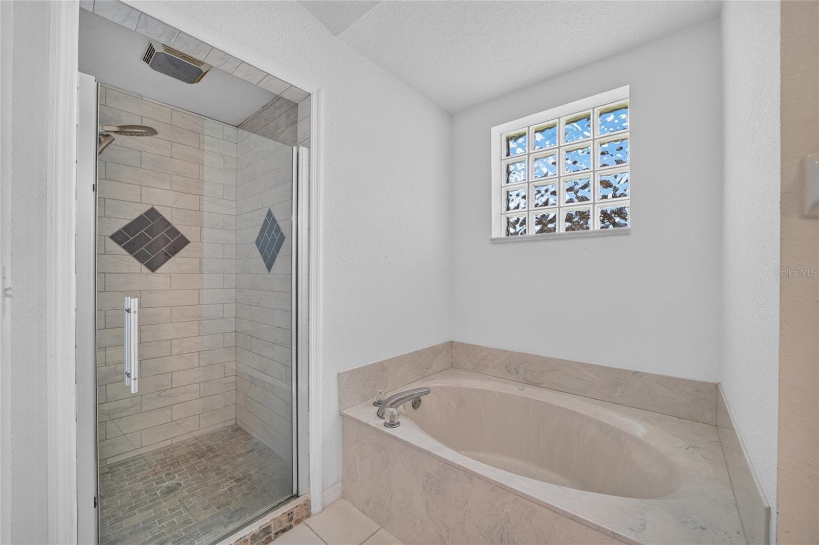 Soaking tub as well as walk in shower - 7558 SW 103RD LOOP, OCALA