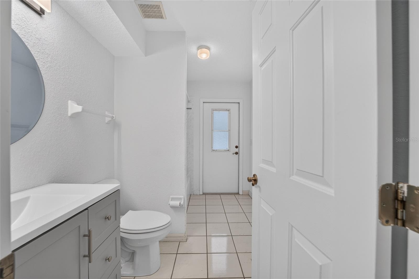 Beautifully renovated guest Bath with pool access - 7558 SW 103RD LOOP, OCALA