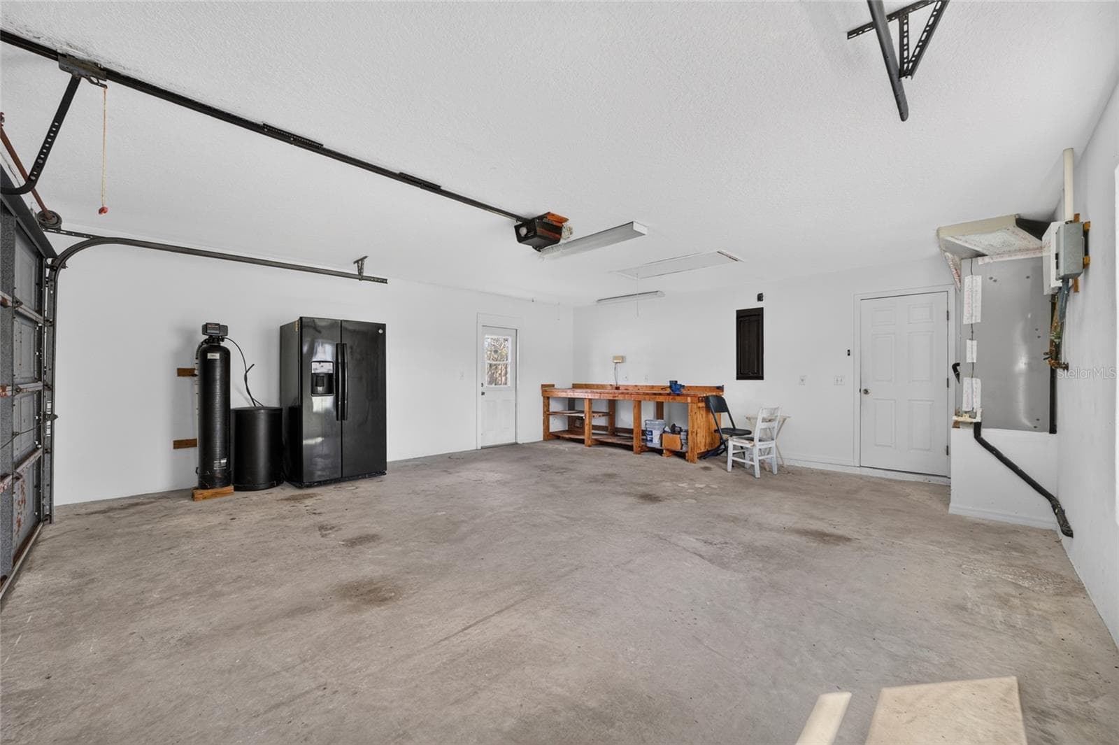 Garage with extra storage space - 7558 SW 103RD LOOP, OCALA
