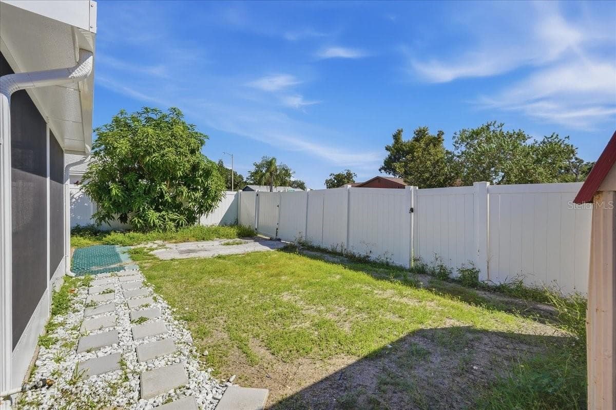 Duplex at 7603 WOODLAND OAKS CT, TAMPA, photo 32 of 56