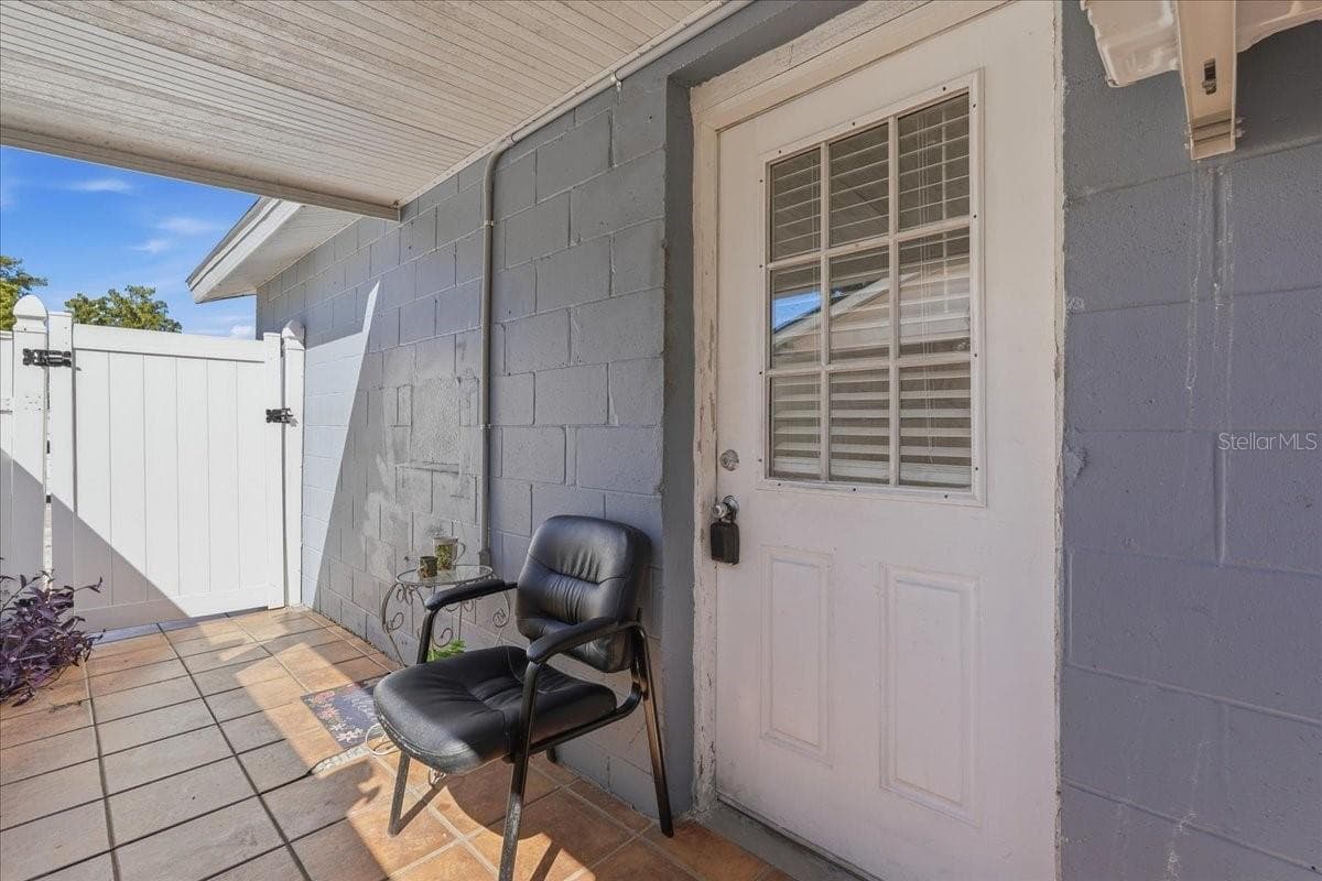Apartment private entrance - 7603 WOODLAND OAKS CT, TAMPA