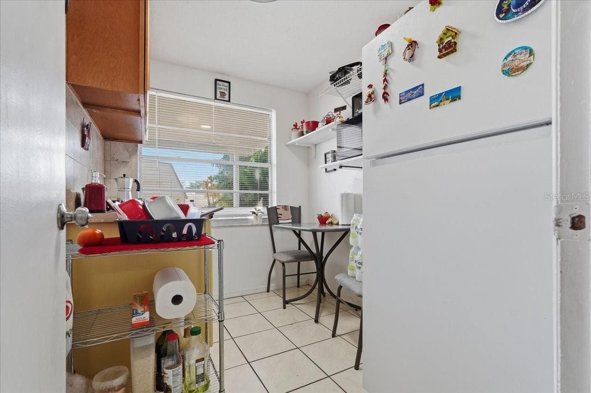Apartment kitchen - 7603 WOODLAND OAKS CT, TAMPA