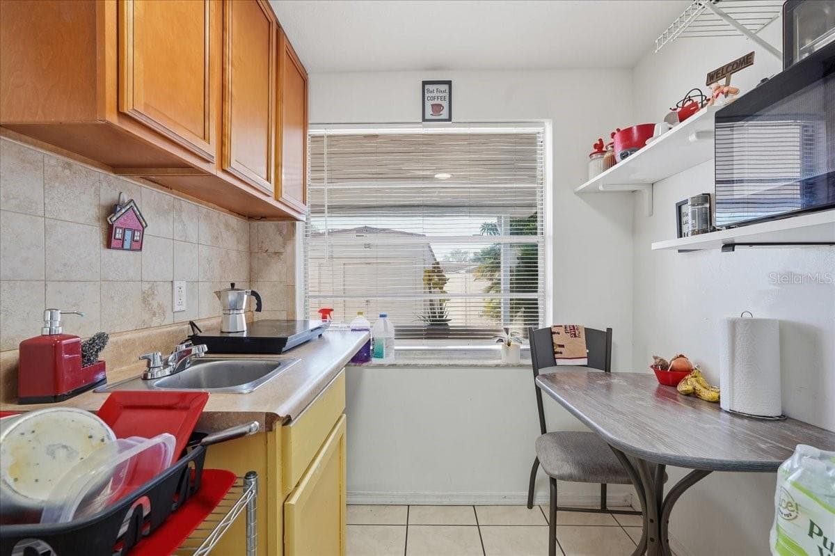 Apartment kitchen - 7603 WOODLAND OAKS CT, TAMPA