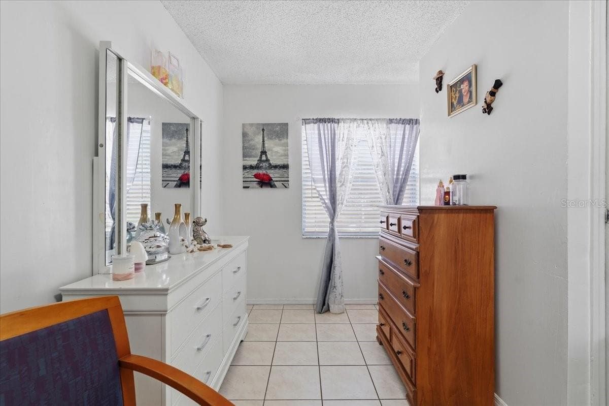 Appreciate kitchen - 7603 WOODLAND OAKS CT, TAMPA