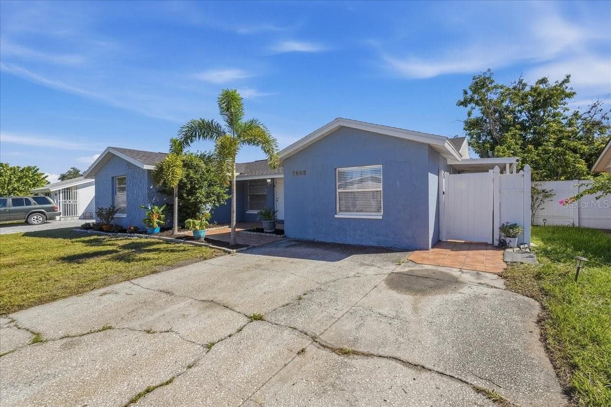 Apartment private entrance - 7603 WOODLAND OAKS CT, TAMPA