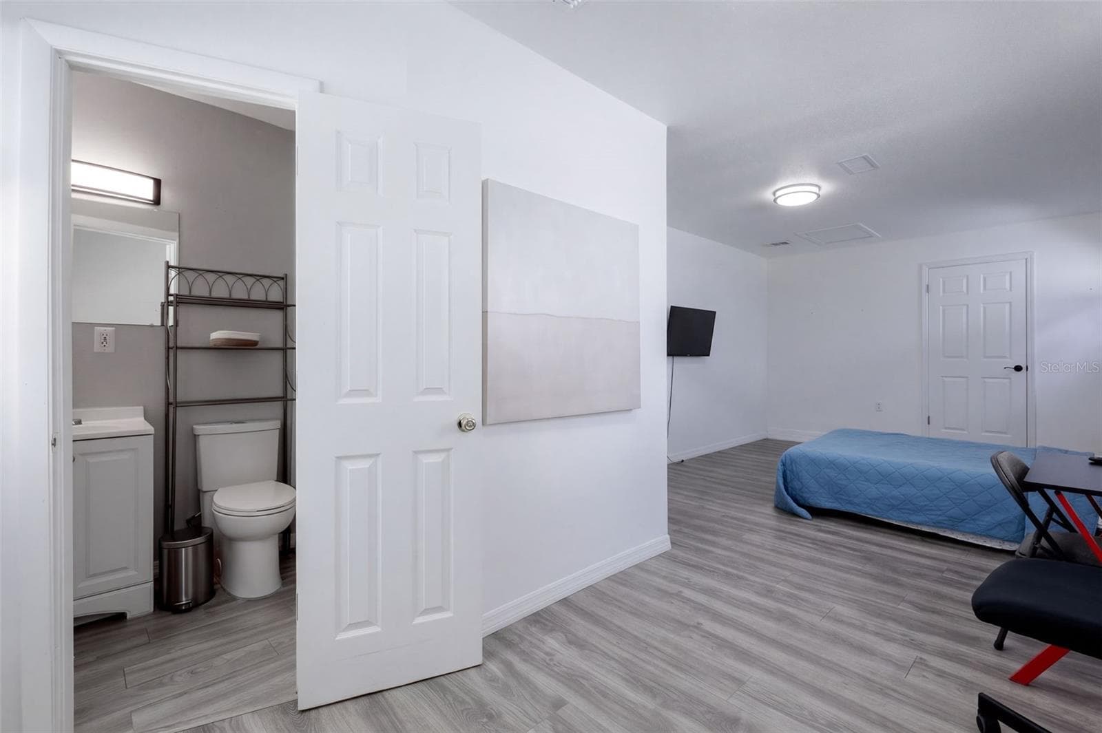 Primary bedroom with ensuite bathroom - 8205 ESPERANZA ST, ORLANDO