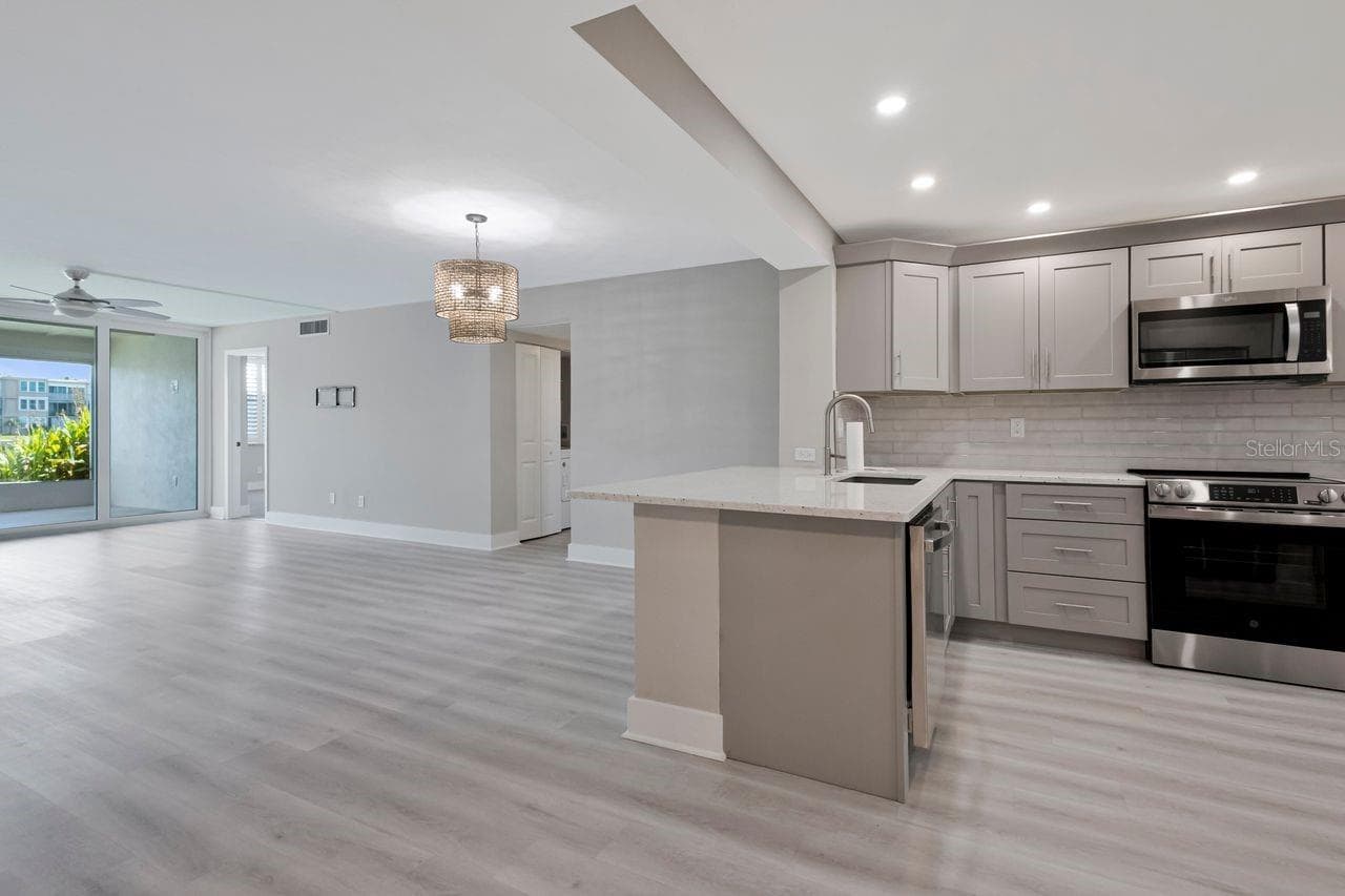 Kitchen to dining - 7645 SUN ISLAND DR S #101, SOUTH PASADENA