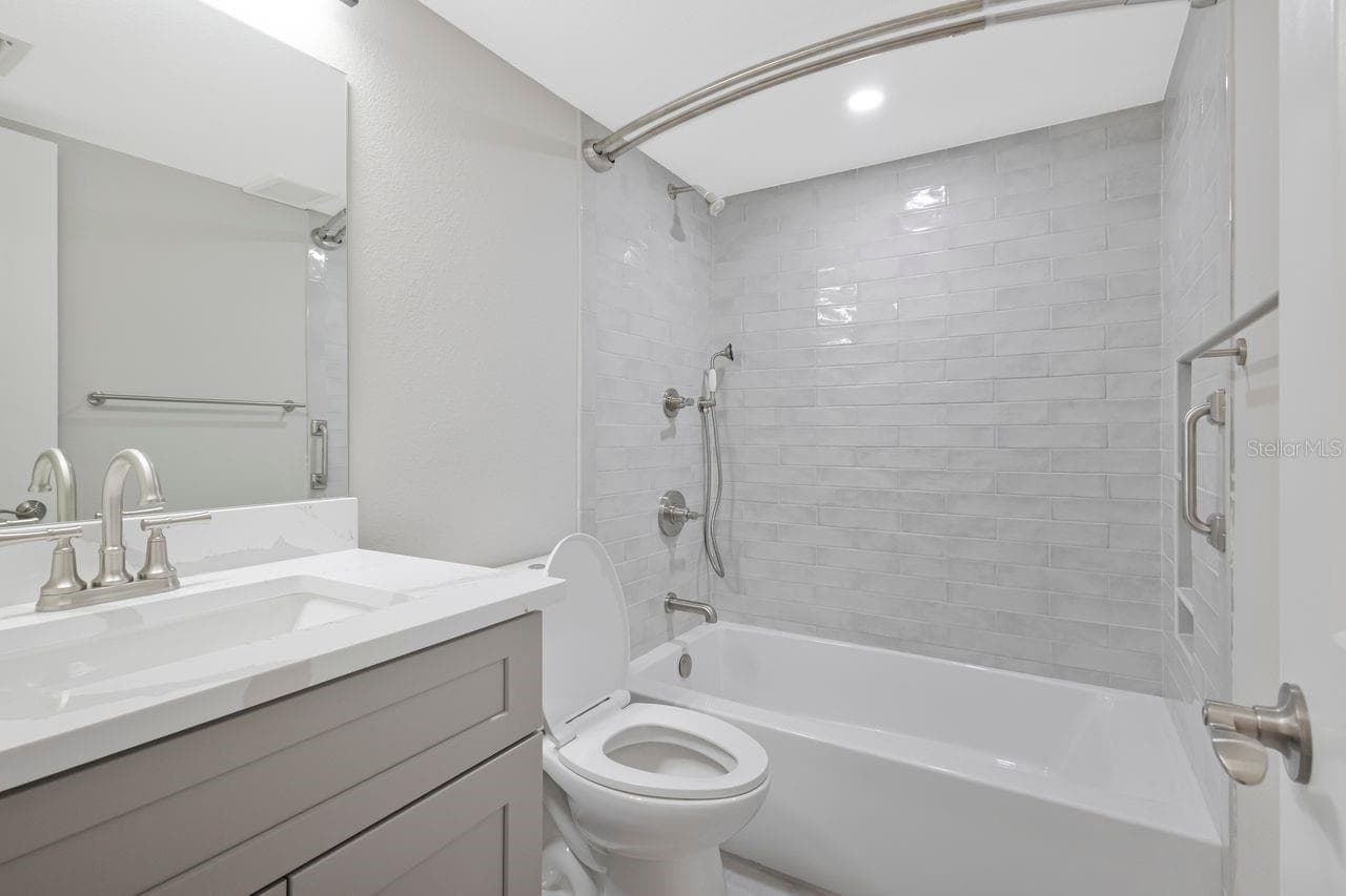 Guest bath - 7645 SUN ISLAND DR S #101, SOUTH PASADENA