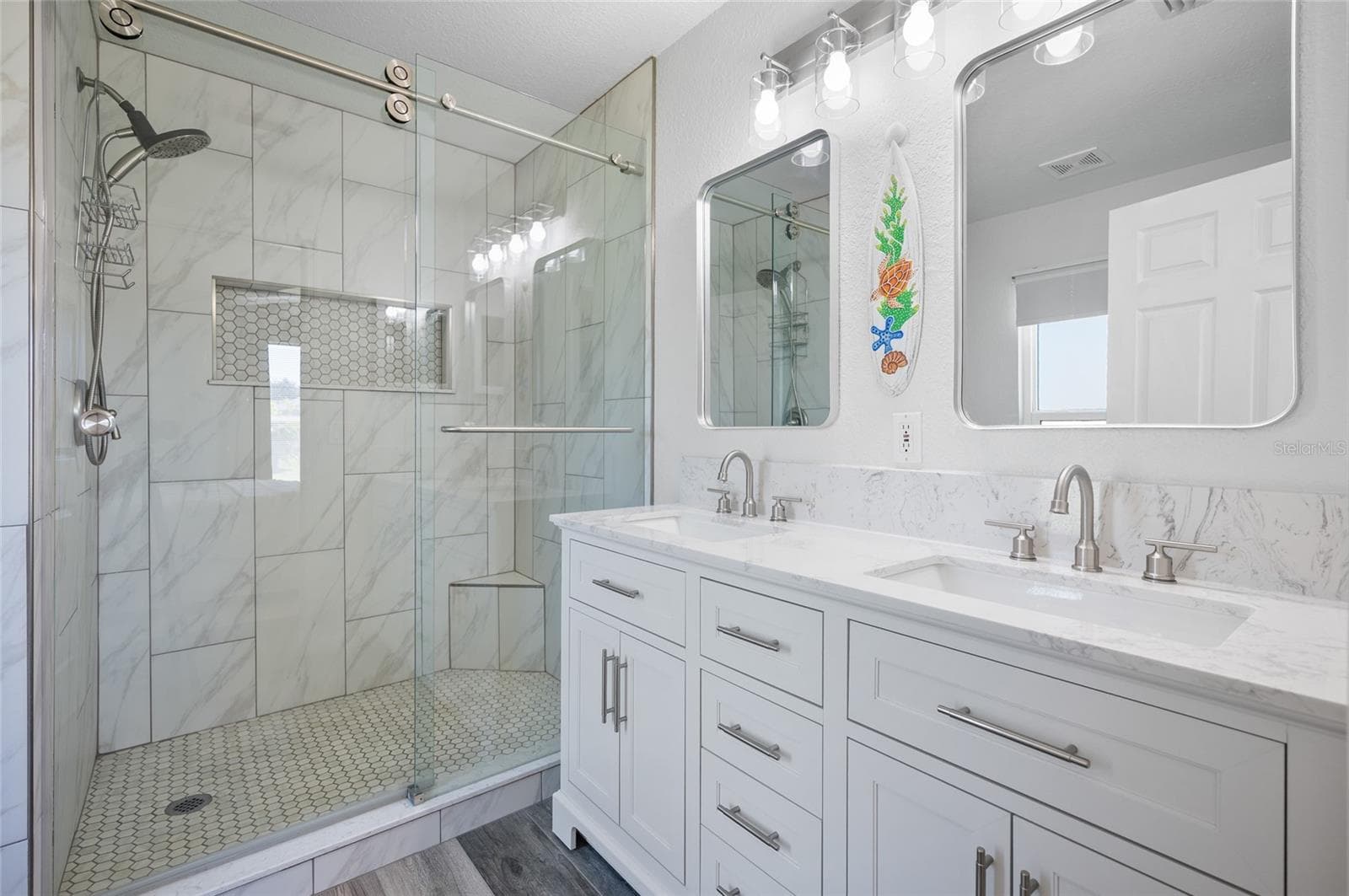 Ensuite primary batrhoom with dual sinks - 6279 COLISEUM BLVD, PORT CHARLOTTE